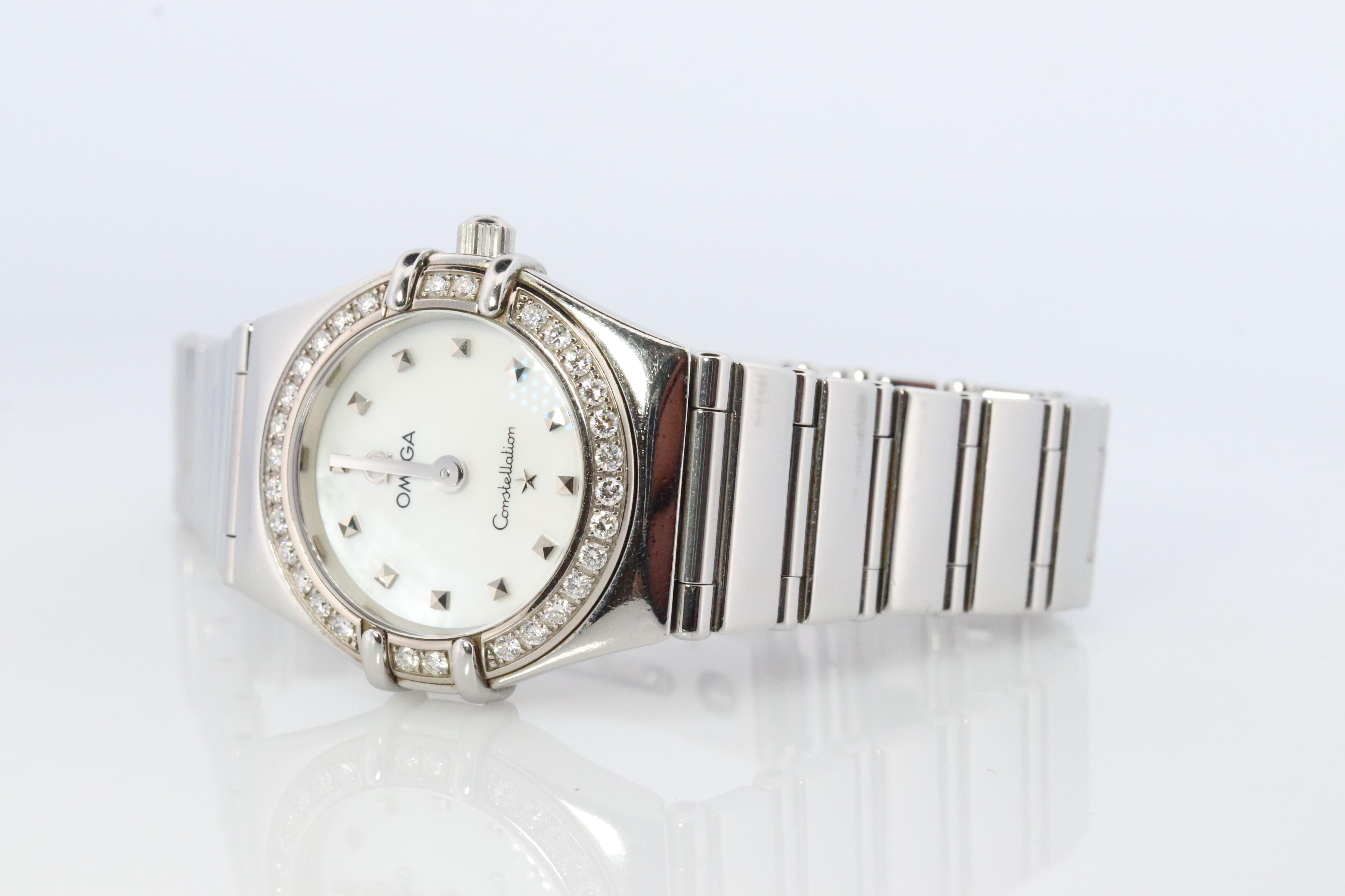 Original Omega Constellation 1465.71

Silberfarben mit Diamant-Lünette. MOP-Wahl. 

Zustand: Toller Condit für das Alter. Begrenzte Abnutzung. Wird in einem generischen Karton geliefert.

Neue Batterie installiert.

Einzelheiten:
23mm Gehäuse
Neue