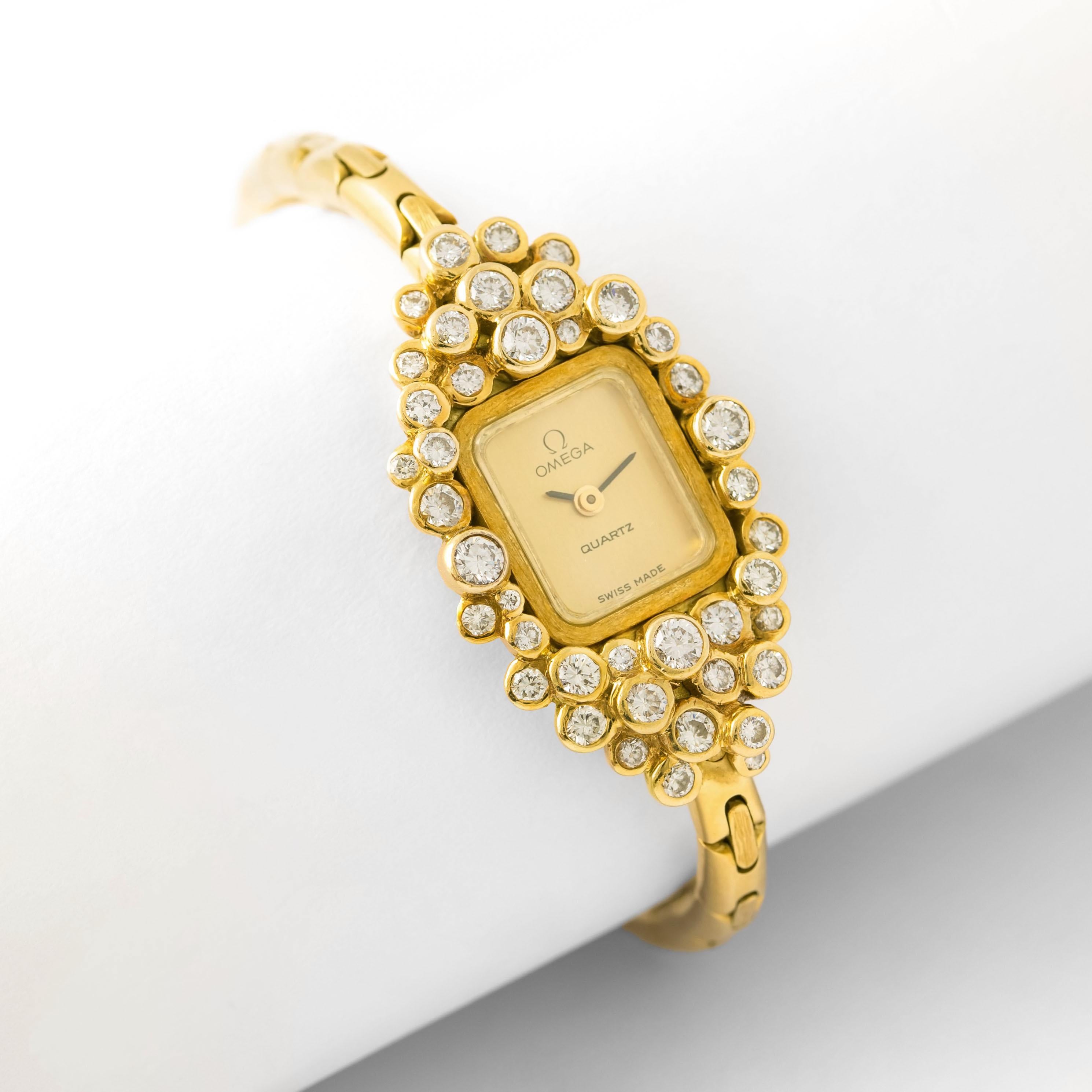 Omega Diamante e oro giallo 18 carati, modello unico originale. Circa 1970.

Certificato originale Omega.
Firmato Omega e numerato.
40 diamanti da 1,80 carati di alta qualità secondo il certificato.

Dimensioni della cassa con diamanti: 3,50 x 1,80