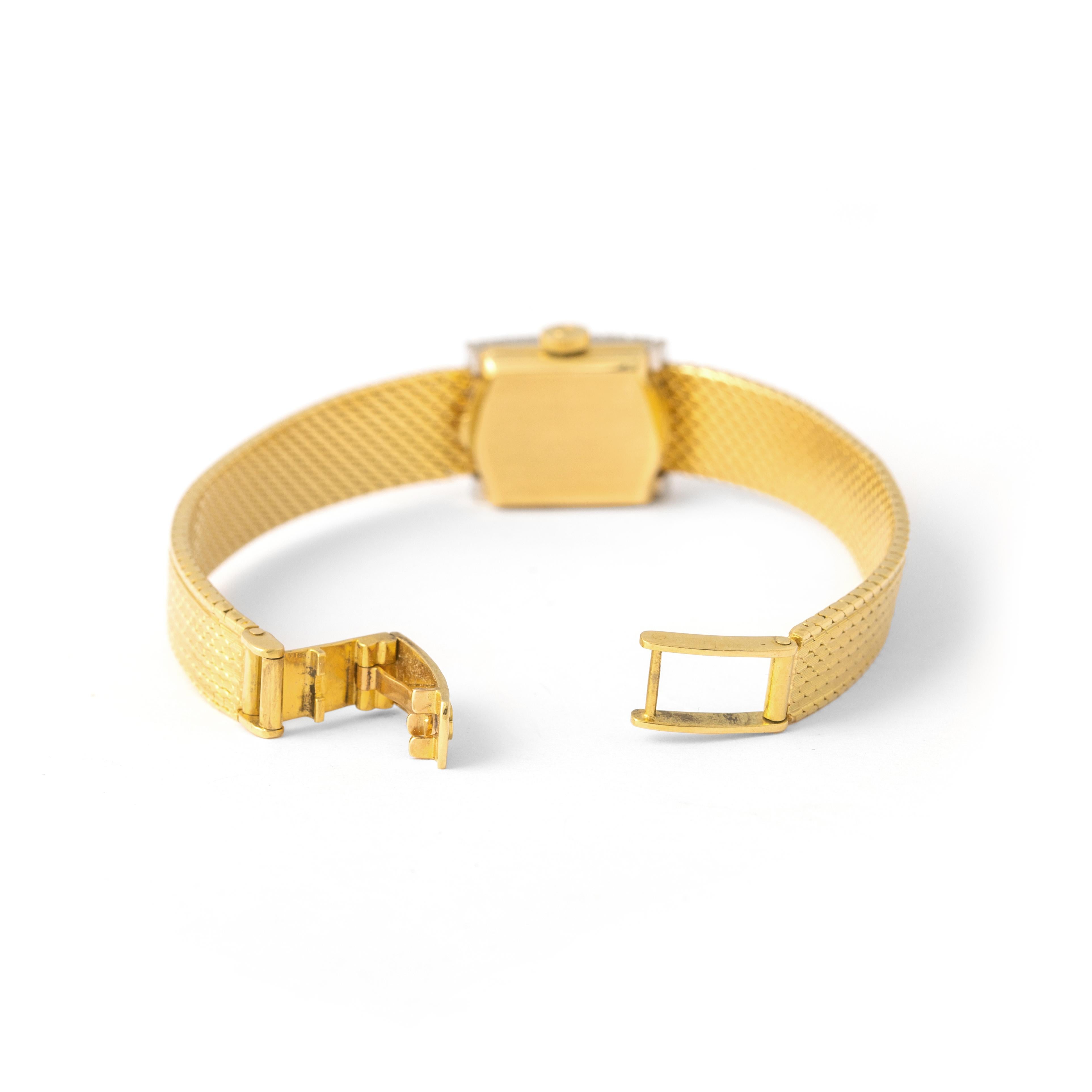 Orologio da polso Omega con diamanti e oro giallo 18 carati. 
Circa 1970.
16 diamanti taglio rotondo.
Movimento meccanico a carica manuale. 
Firmato e numerato 80 54 533 679.
Prodotto in SVIZZERA.
Lunghezza del polso: massimo 17,00