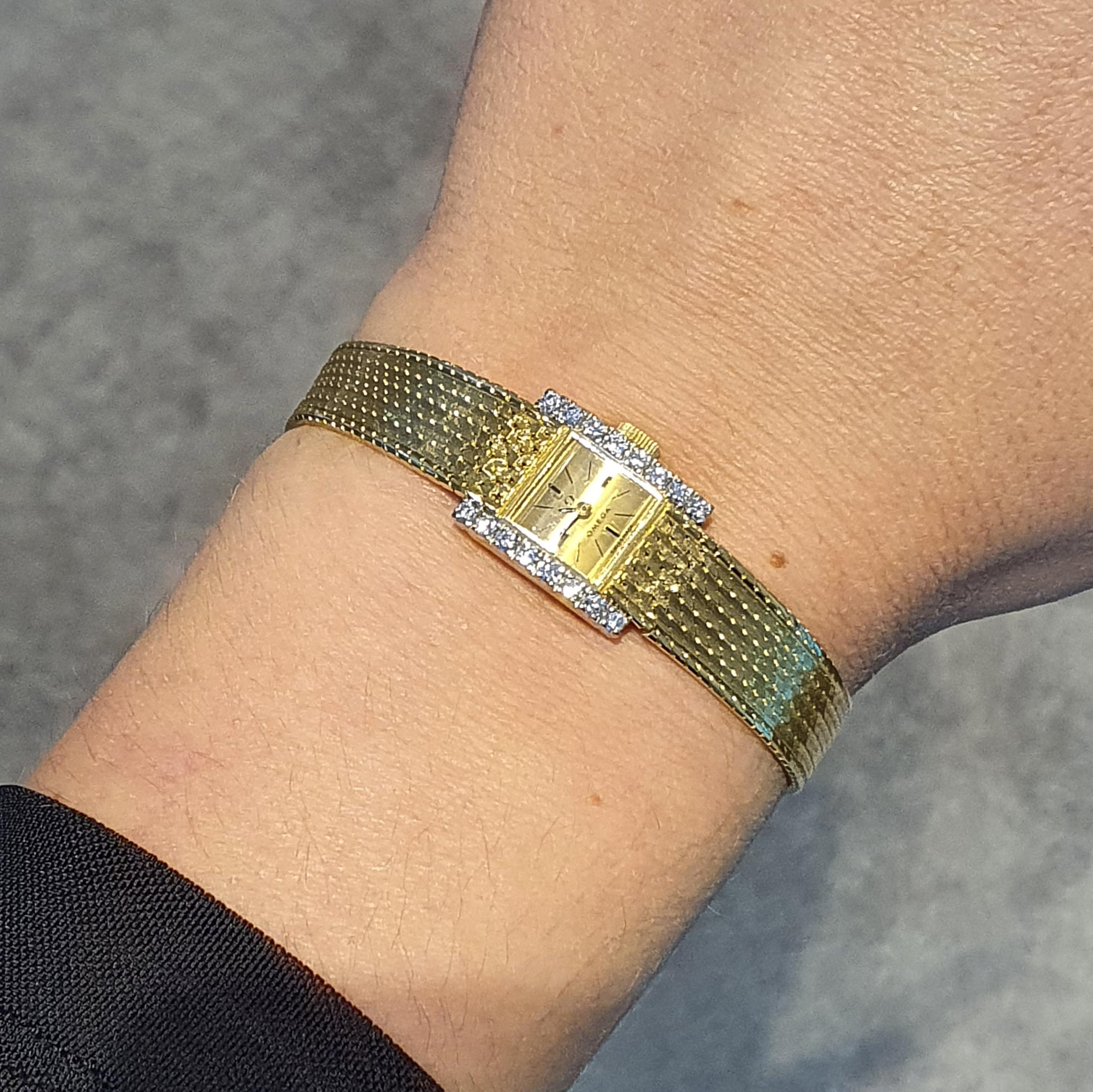Montre-bracelet Omega en or jaune 18K avec diamants 1970S en vente 3