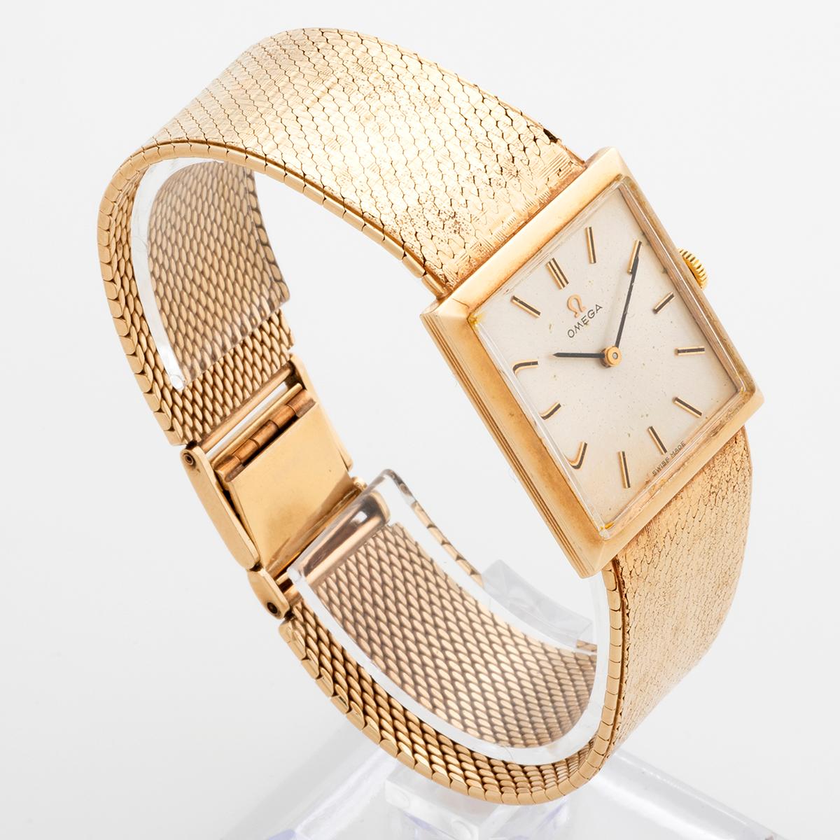 Cette Omega vintage et attrayante est dotée d'un boîtier en or jaune 9 carats avec bracelet intégré et d'un mouvement à remontage manuel cal.620. Le boîtier mesure 25,5 x 25,5 (27 mm avec la couronne), le bracelet s'adapte à un poignet de 175 mm