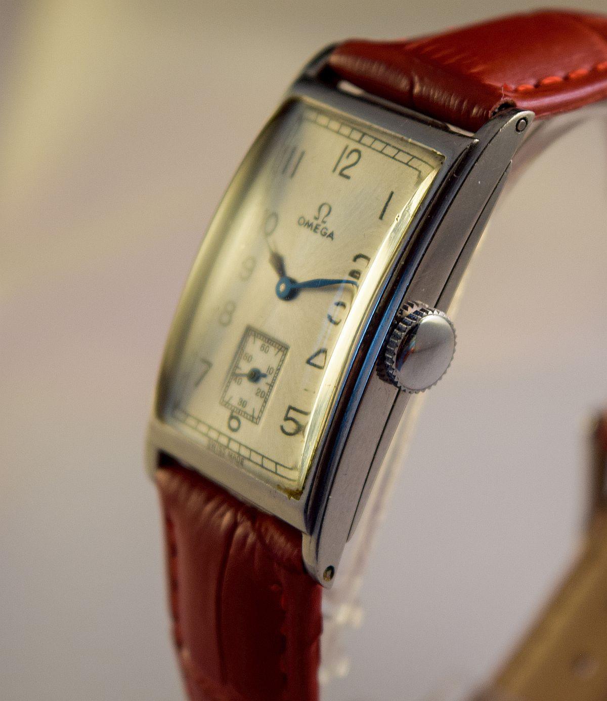 Omega Äußerst seltene und stilvolle Curved Rectangular Watch.
Diese stilvolle Uhr ist gewölbt und mit dem originellen gewölbten Glas versehen.
Light Silver Zifferblatt ist Omega mit Omega-Logo unterzeichnet.
Schwarze Ziffern.
 Zweiter Absatz bei