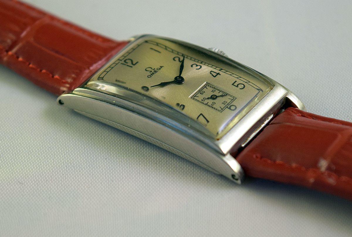 Omega Äußerst seltene und stilvolle Curvex Rechteckige Uhr im Zustand „Gut“ im Angebot in London, GB