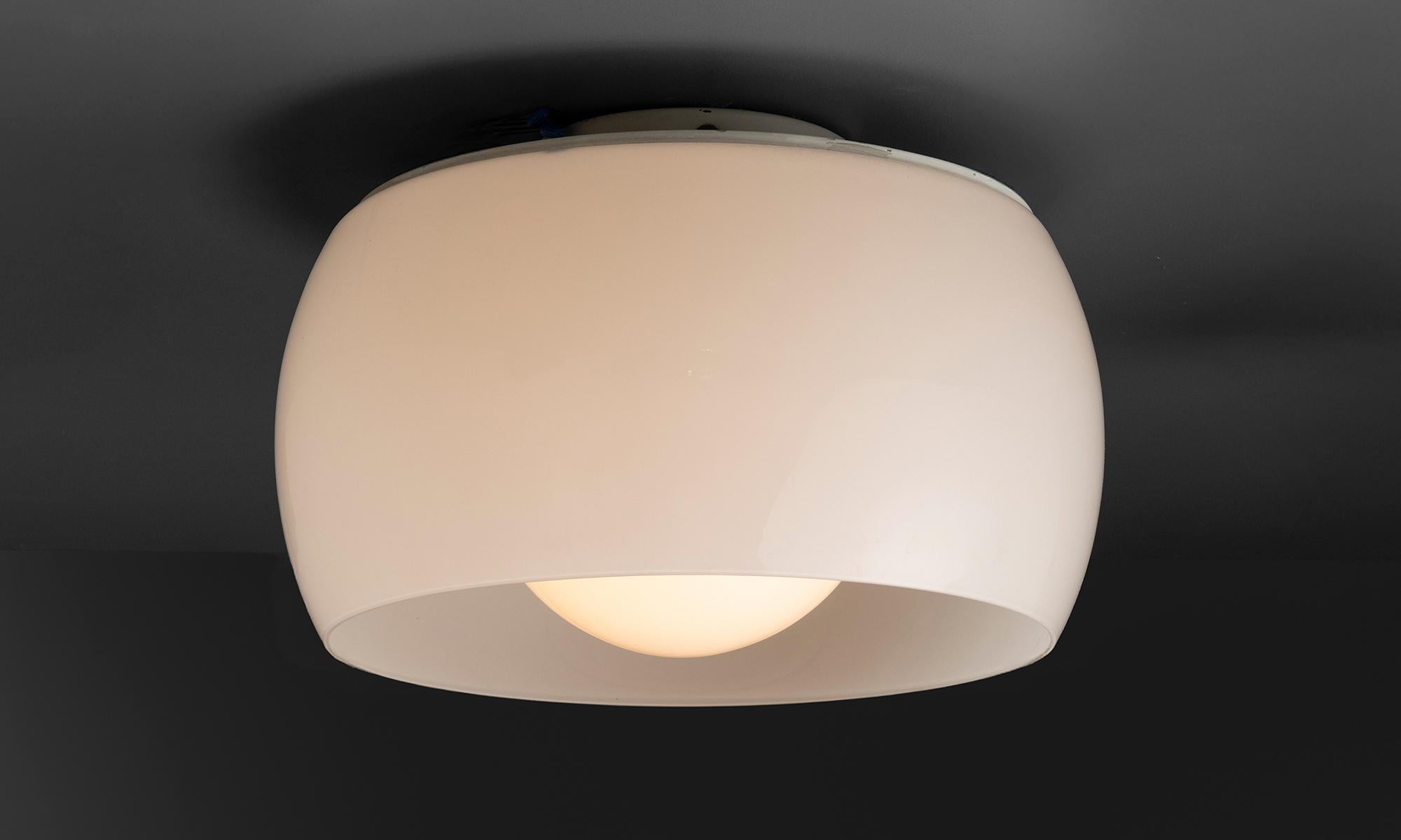 Italia, 1960
Supporto da incasso Omega con vetro bianco, prodotto da Artemide.
19