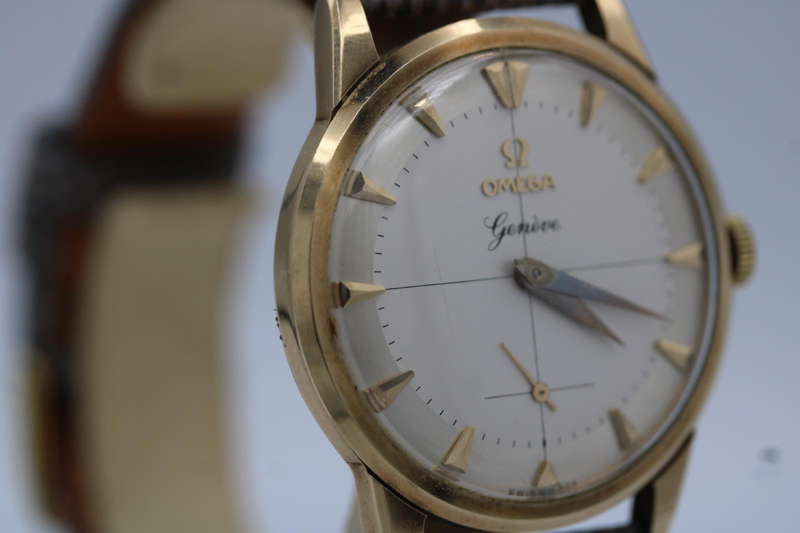 Montre : Omega Geneve 13332
Numéro d'inventaire : CHW6353
Prix : £1750.00

Omega Geneve 13332  Or 9 carats  36mm  Vintage By  Cadran du moule à tarte

Exemple élégant de l'horlogerie classique du milieu du siècle, cette Omega Geneve 13332 vintage