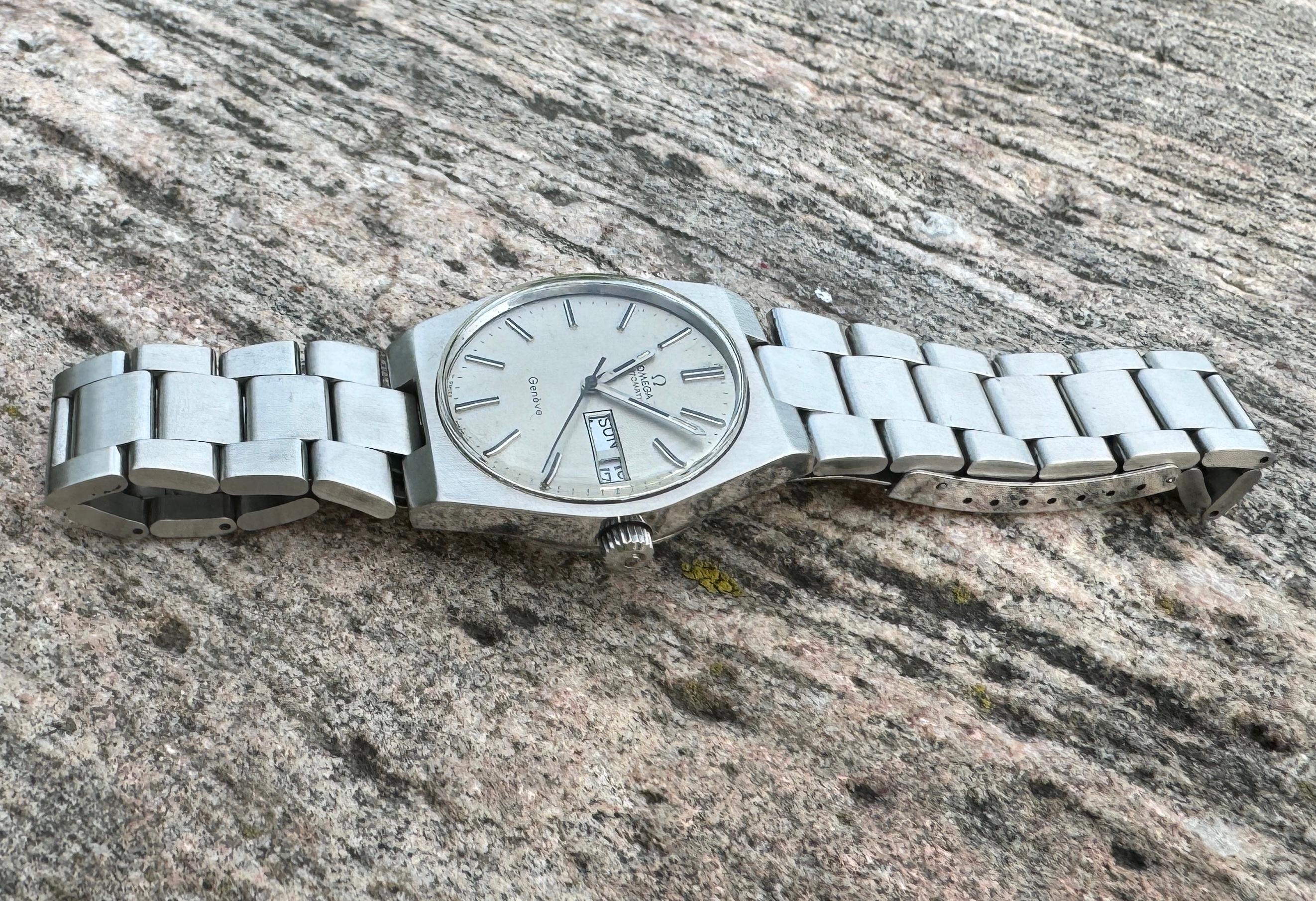 Marke : Omega

Modell: Geneve

Referenz: 1660125

Land der Herstellung: Schweiz

Uhrwerk: Automatik

Abmessungen: 35 mm Durchmesser (ohne Krone)

Band Typ : Rostfreier Stahl

Band Zustand: Gebraucht In ausgezeichnetem Zustand, mit geringfügigen