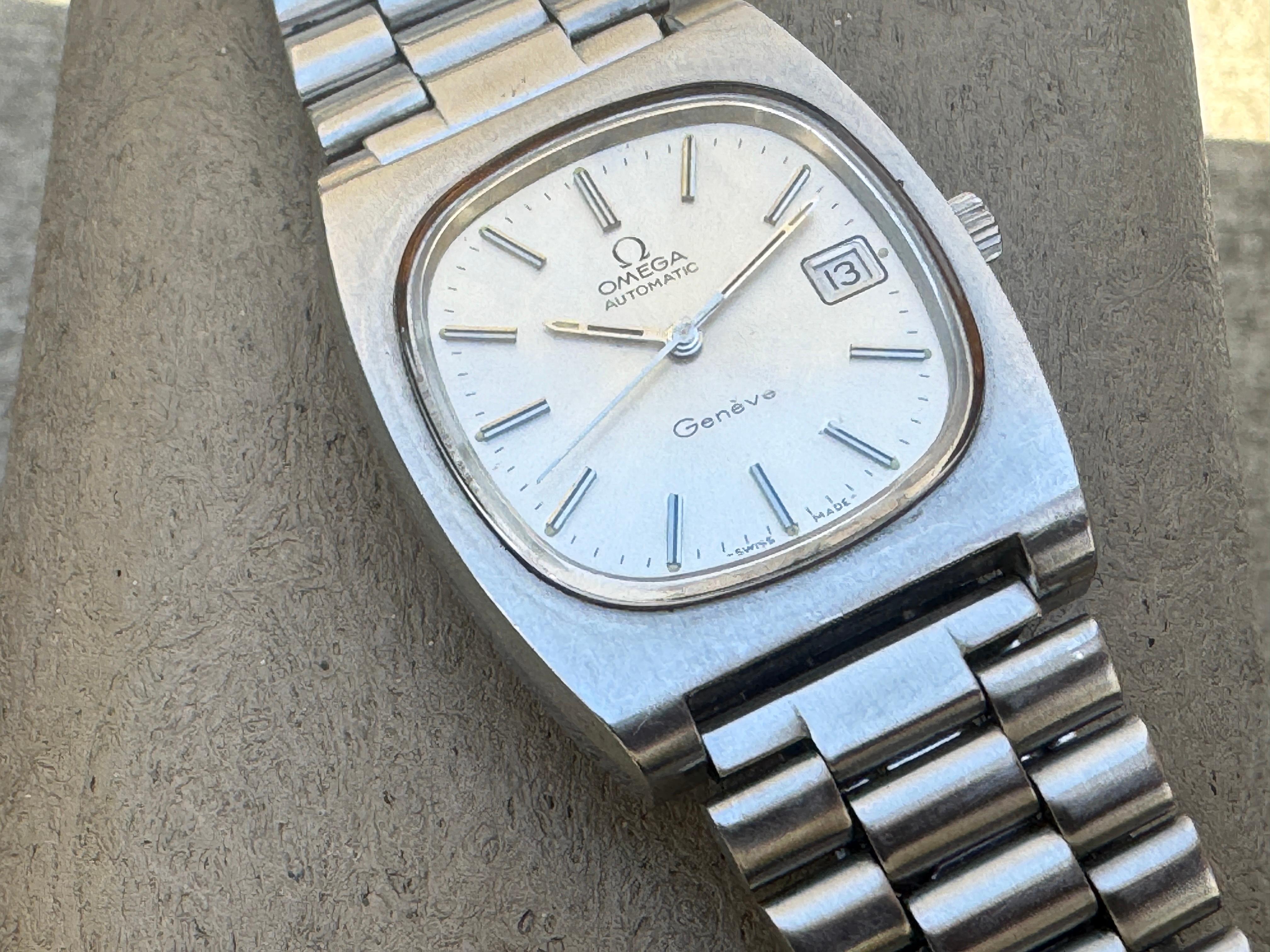 Brand : OMEGA

Model: Genève

Reference Number : 1660190

Country Of Manufacture: Switzerland

Movement: Automatic

Case Material: Stainless Steel

Measurements : 36mm x 44mm diameter (excluding crown )

Band Type : Stainless Steel

Band Condition :