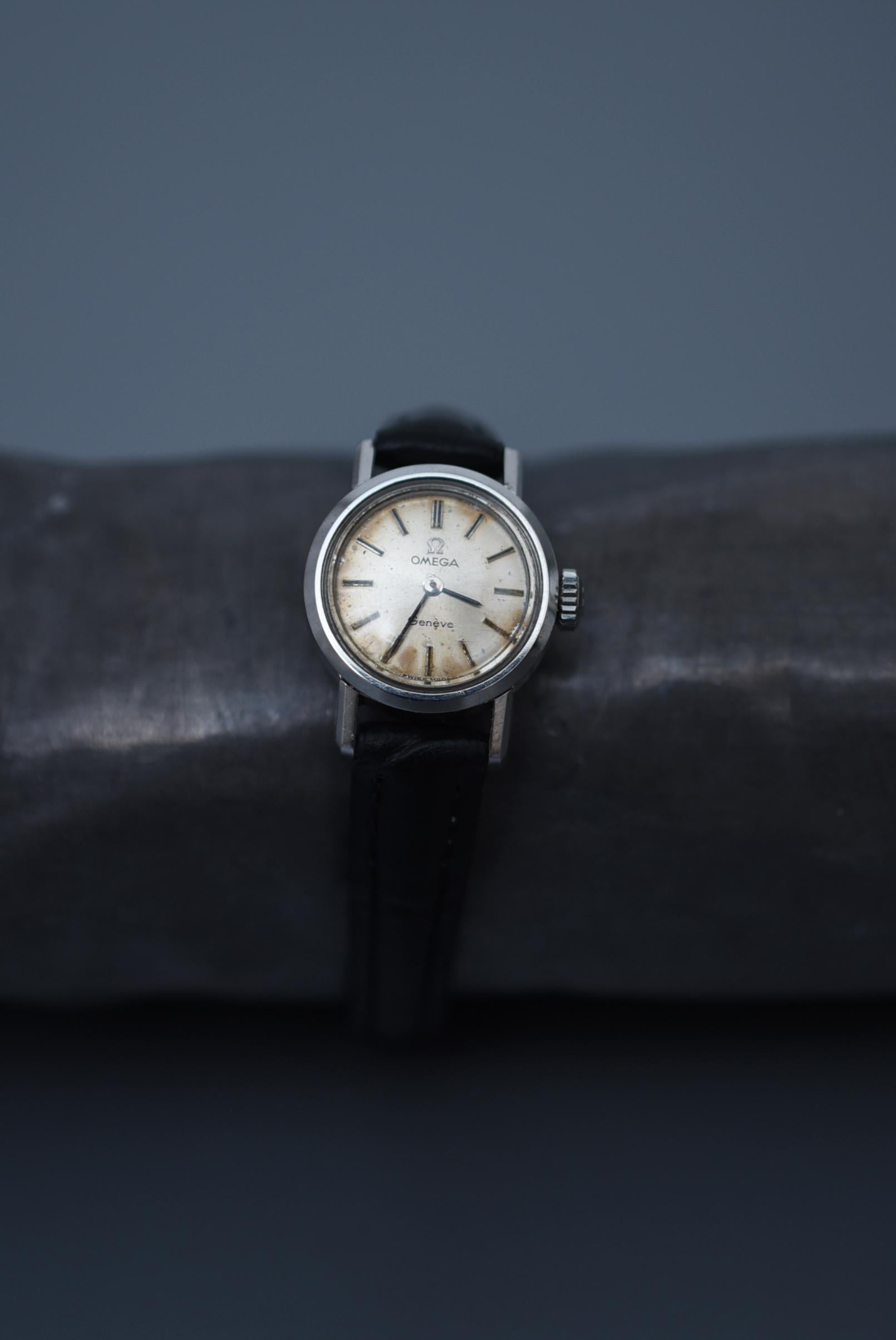 OMEGA Geneve 1970s Vintage watch ladies

size : case 1.8cm
arm circumference : 14cm between 18cm

movement : Hand-wound 