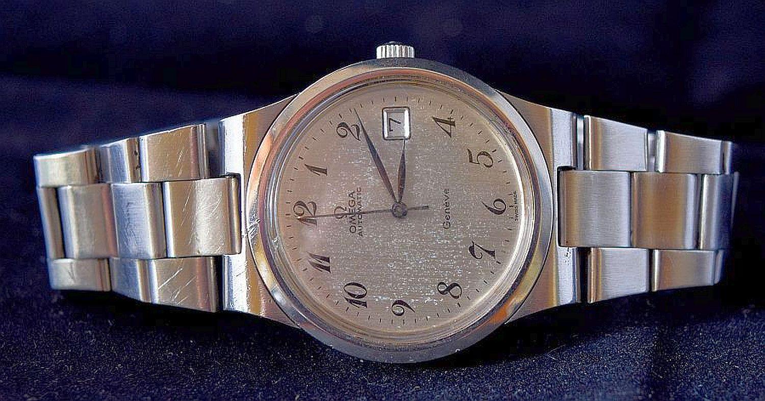 Omega Geneve Automatic Steel mit Omega-Armband aus Stahl.
Retro
Zifferblatt signiert Omega Automatic Geneve 
Datumsfenster bei 3
Graues Zifferblatt 
.
Attraktive schwarze Zahlen
Schwarze Zeiger und zentraler Sekundenzeiger.
Die Uhr ist in gutem