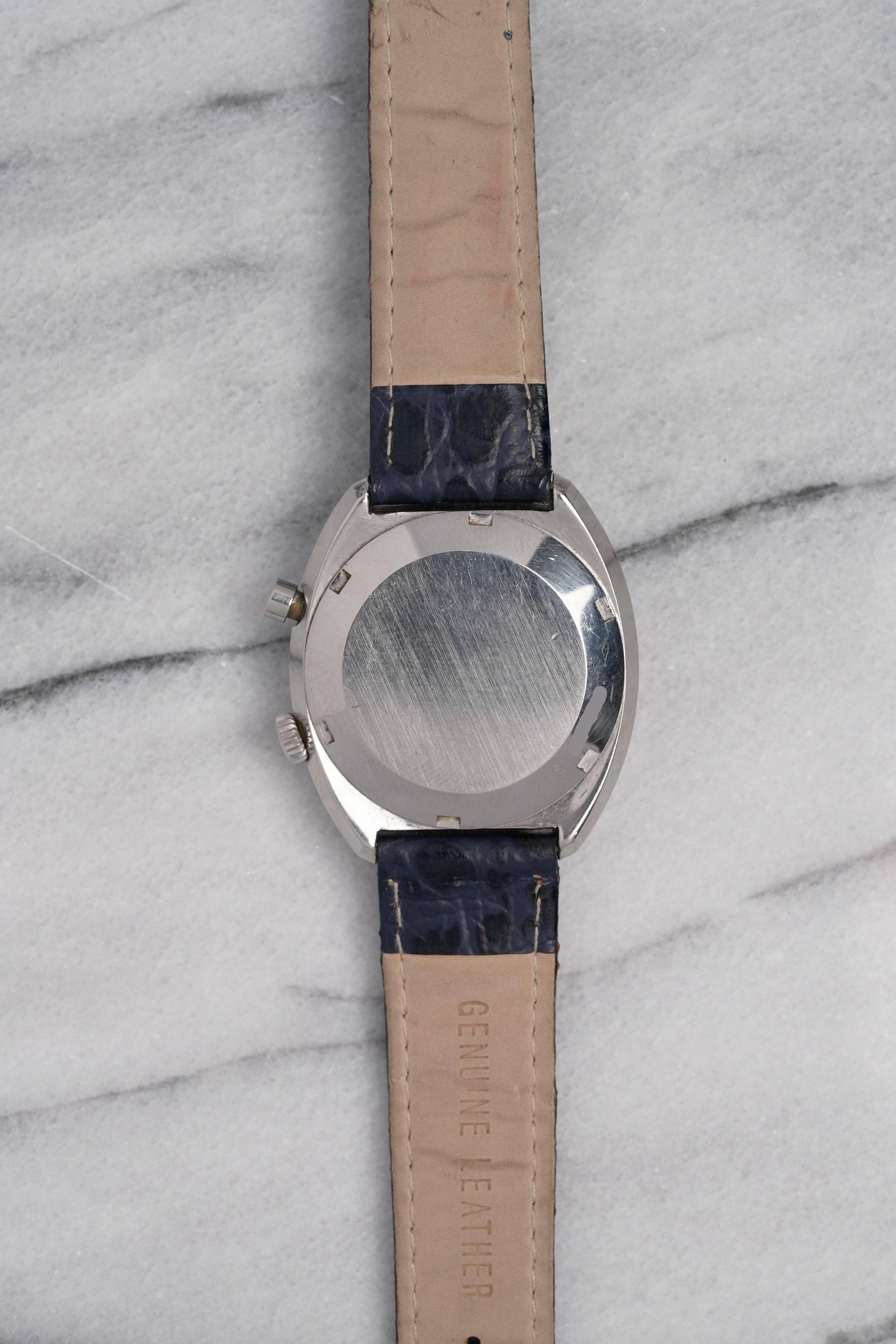 Voici une Omega Chronostop Geneve automatique vintage avec un cadran gris mat des années 70. L'heure est très précise et l'appareil est entièrement fonctionnel. Les mesures comprennent un boîtier ovale de 35 mm et une largeur de corne de 18 mm. Sur