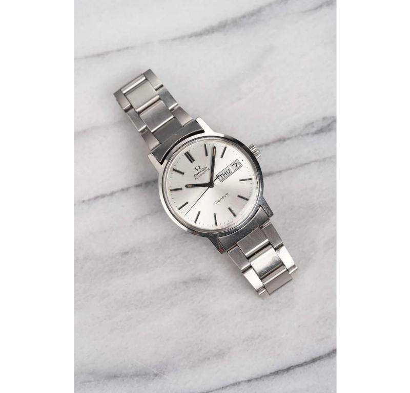 Hier ist eine alte Omega Geneve mit automatischem Tagesdatum und silbernem Zifferblatt aus den 70er Jahren. Hält die Zeit gut ein und ist voll funktionsfähig. Die Abmessungen umfassen ein 34-mm-Gehäuse und 18 mm Anstoßbreite. Referenznummer 1660117
