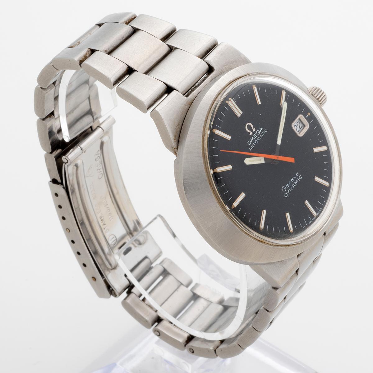 Unsere Vintage Omega Geneve Dynamic verfügt über ein elliptisches 40-mm-Edelstahlgehäuse mit Edelstahlarmband und einem attraktiven schwarzen Zifferblatt. In ausgezeichnetem Zustand mit leichten Gebrauchsspuren, datieren wir diesen Dynamic auf ca.