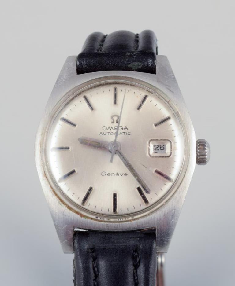Omega Geneve ladies' wristwatch with a black leather strap.
1970s.
In good condition with signs of use.
The watch runs for a short time and requires servicing.
Dial: 25 mm.