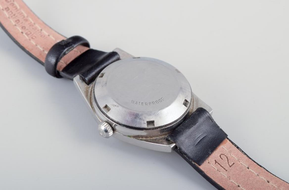 Omega Geneve ladies' wristwatch with a black leather strap. 1970s. In condizioni buone in vendita a bronshoj, DK