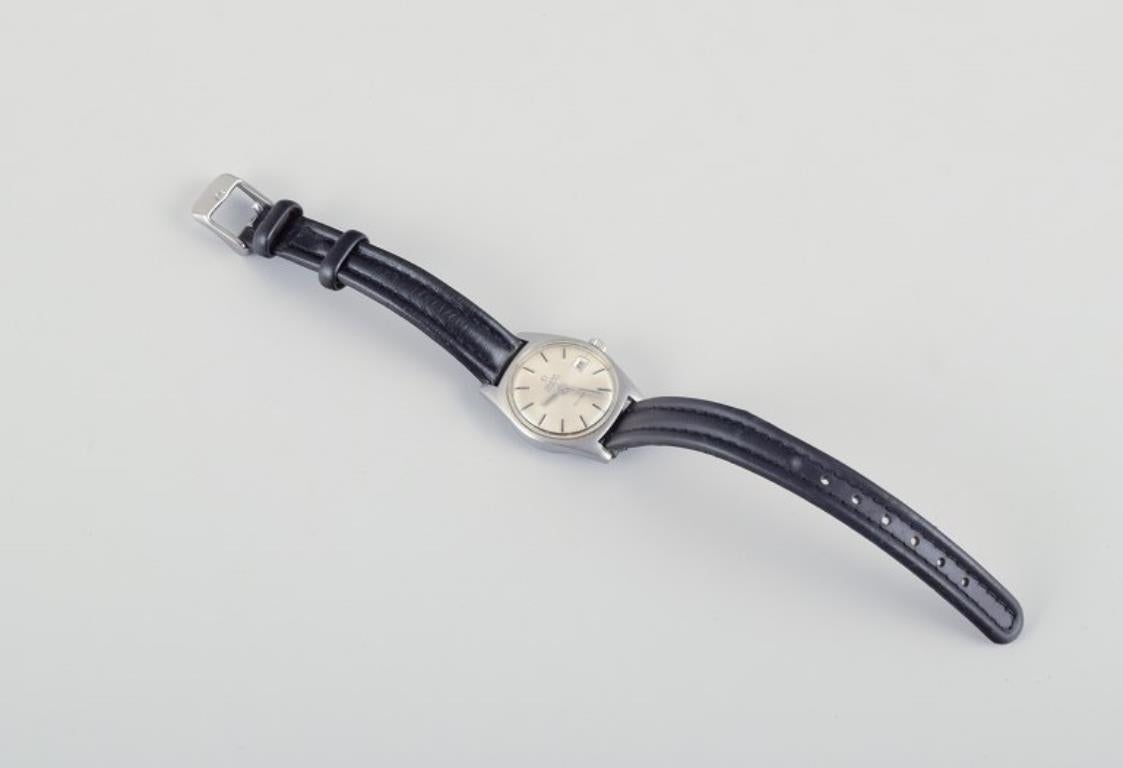 Omega Geneve ladies' wristwatch with a black leather strap. 1970s. in vendita 2