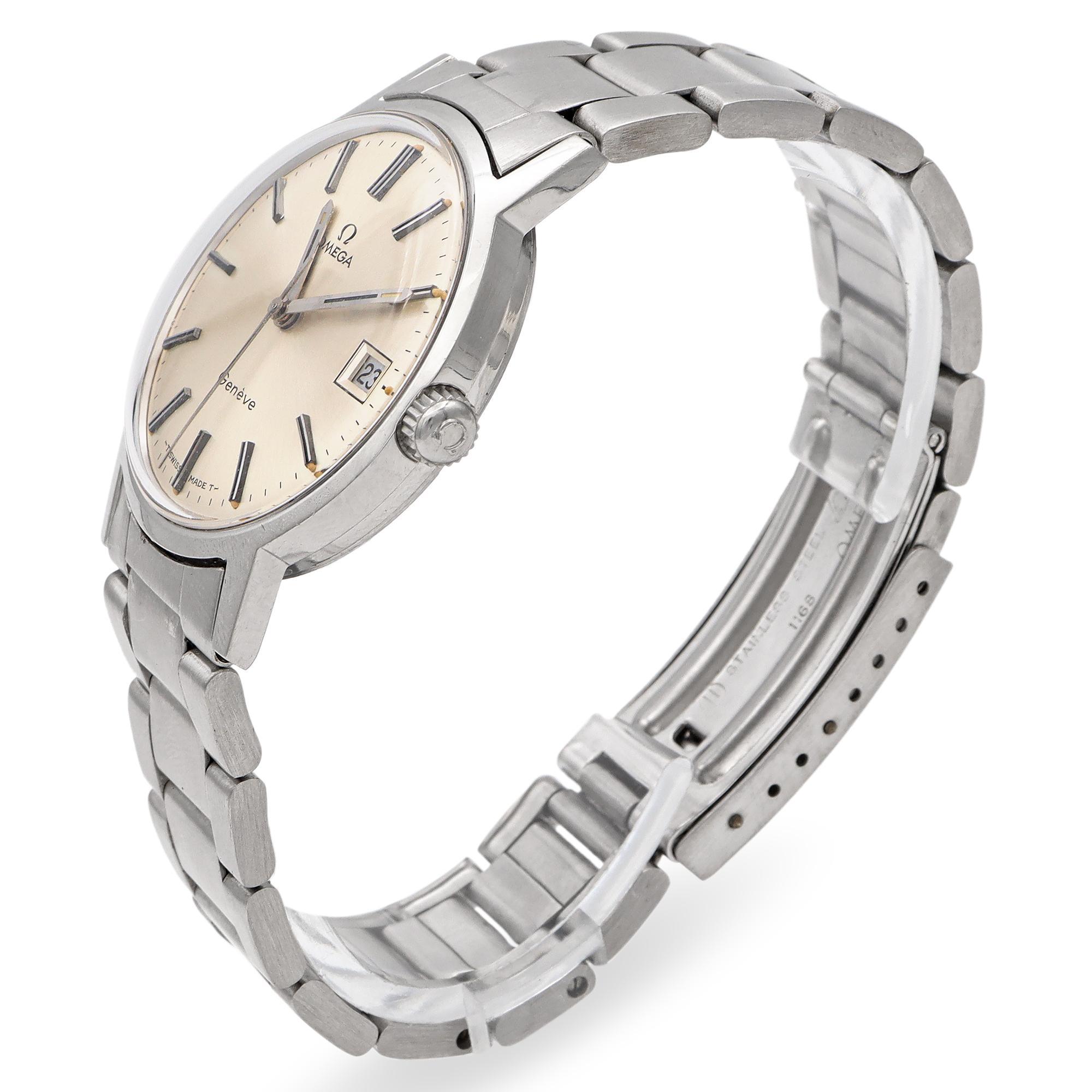 Diese Omega-Uhr verfügt über ein schlankes Edelstahlgehäuse und -armband. Das Zifferblatt ist in einem raffinierten Cremeton gehalten und mit minimalistischen Indexen und Zeigern versehen. Bei 3 Uhr befindet sich eine Datumsanzeige, die dem Design
