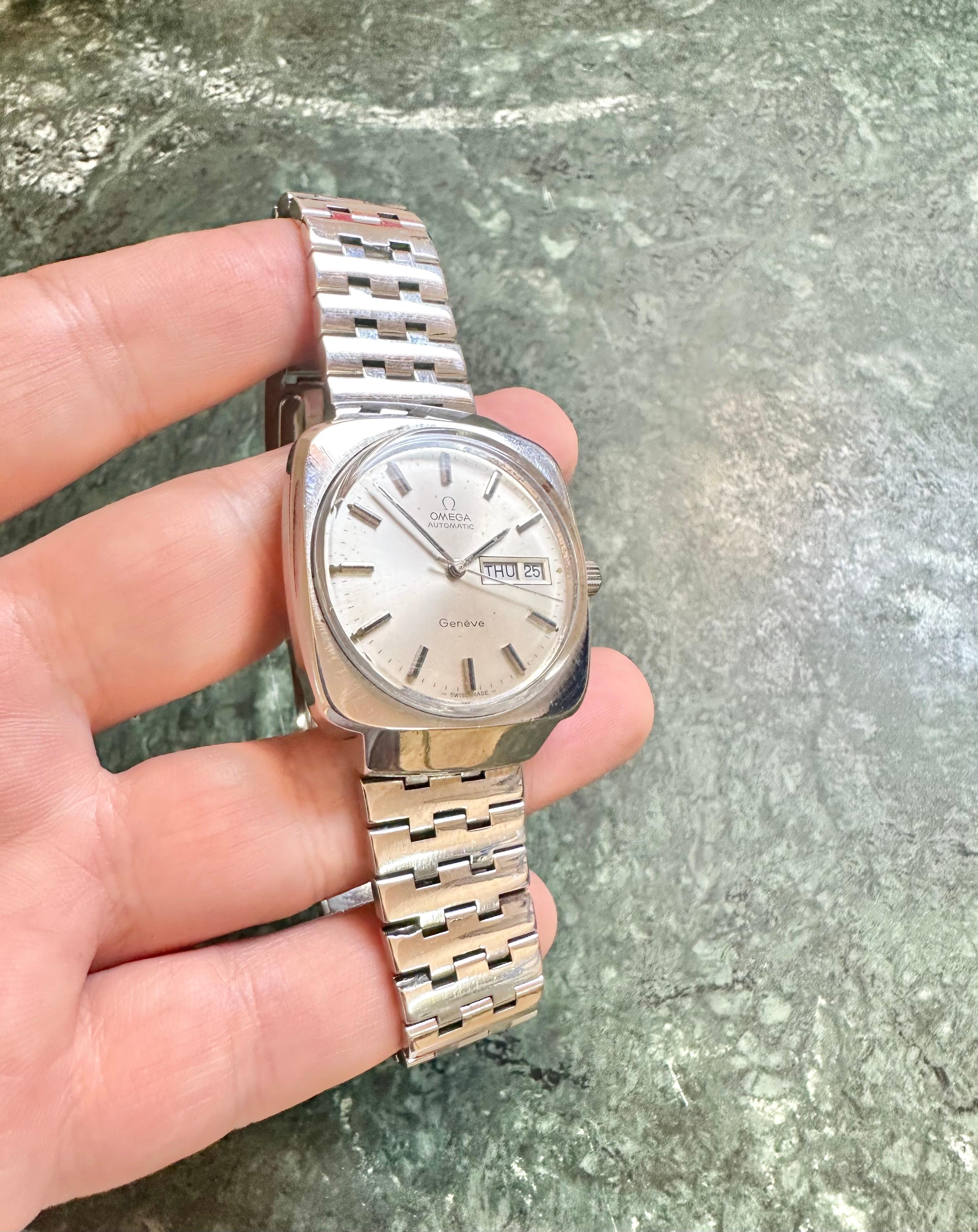 Marque : OMEGA

Modèle : Genève

Numéro de référence :1660170

Pays de fabrication : Suisse

Mouvement : Automatique

Matériau du boîtier : Acier inoxydable

Dimensions : 36 mm (sans la couronne) x 44 mm

Type de bande : Acier inoxydable

État de la