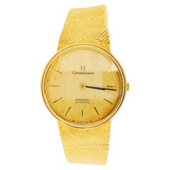 Vintage Omega Gold Watch in 18 Karat Yellow Gold in Excellent Condition, Round Face Case