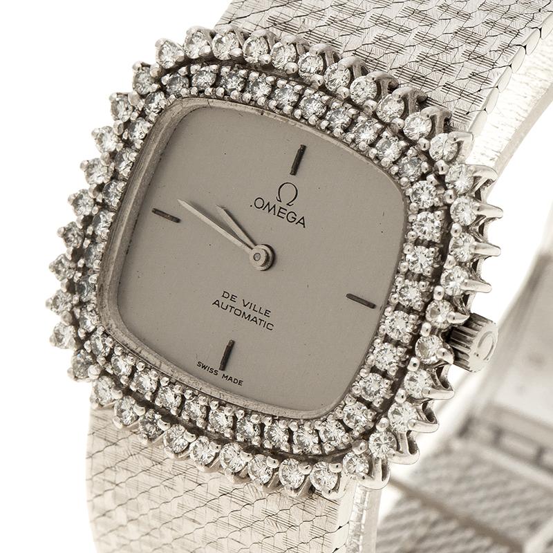 This De Ville watch from the house of Omega is more like a fine jewellery piece. Crafted from an 18k white gold body, this watch features a grey dial beautifully surrounded by diamonds. Powered by automatic movement, this watch comes with a wide 18k