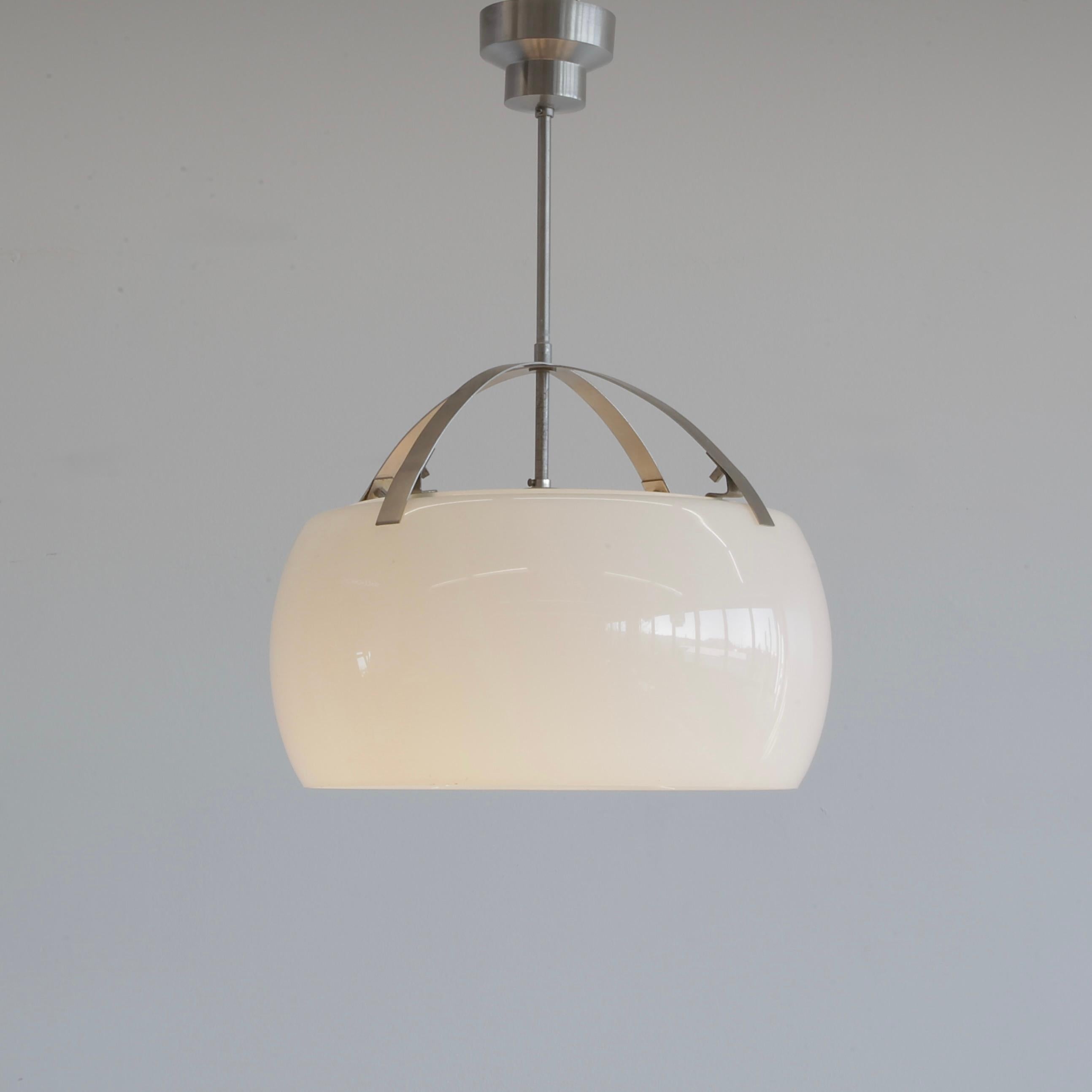 Lampada a sospensione disegnata da Vico Magistretti. Italia, Artemide, 1962.

La lampada OMEGA è composta da due pezzi di vetro opalino su una struttura in metallo spazzolato. 

Nota bene: tutti gli apparecchi di illuminazione richiedono un