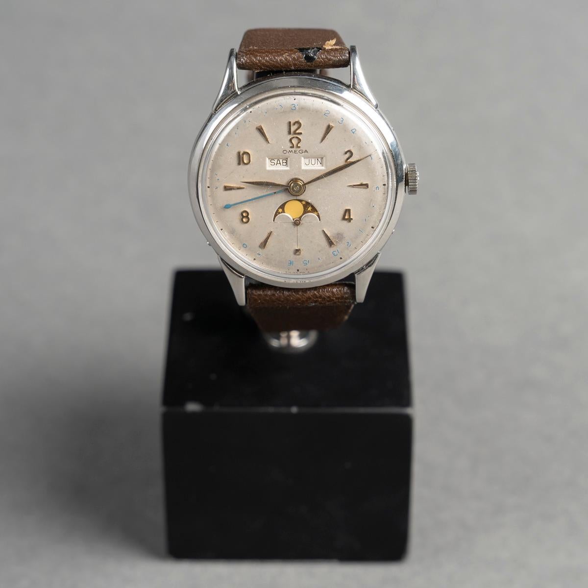Omega Jumbo Triple Date Moonphase Cosmic Vintage Watch 1952 In Good Condition For Sale In Saint-Ouen, FR