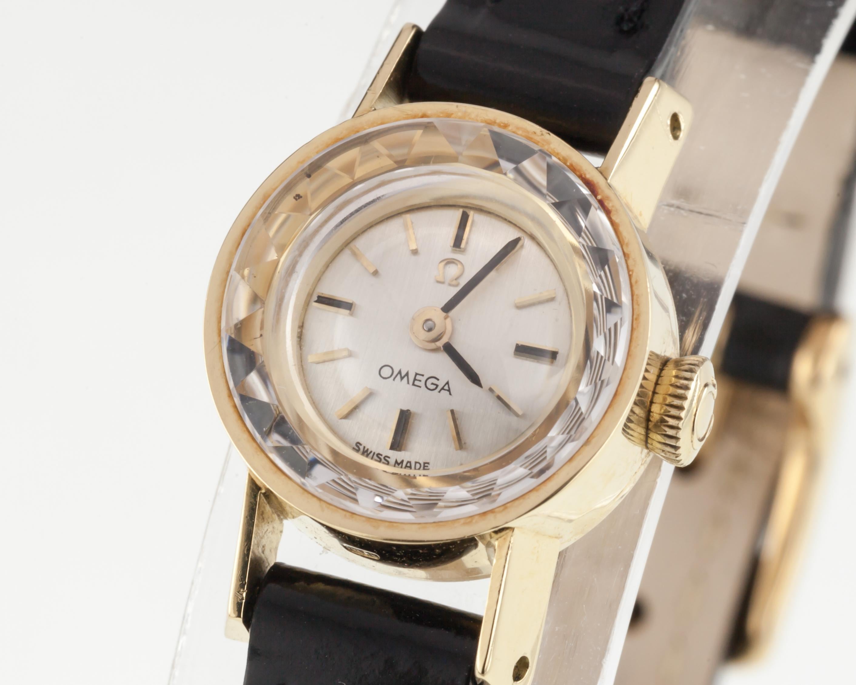 Omega Damen 18k Gelbgold Dress Watch w / Lederband Mov #580 (Moderne) im Angebot