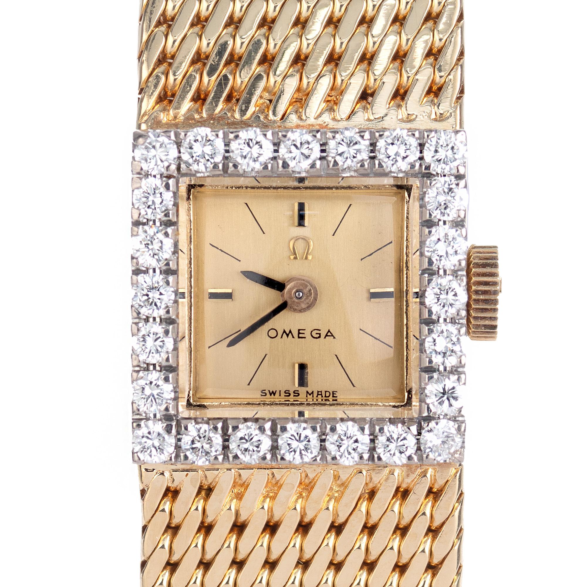 Damen späten 1960's Omega Diamant Kleid Armbanduhr. Gefertigt aus 18 Karat Gelbgold, akzentuiert mit 24 Diamanten im Rundschliff entlang der Lünette, die in 18 Karat Weißgold gefasst sind. Solides Omega-Maschenband. 

24 runde Diamanten, G-VS ca.