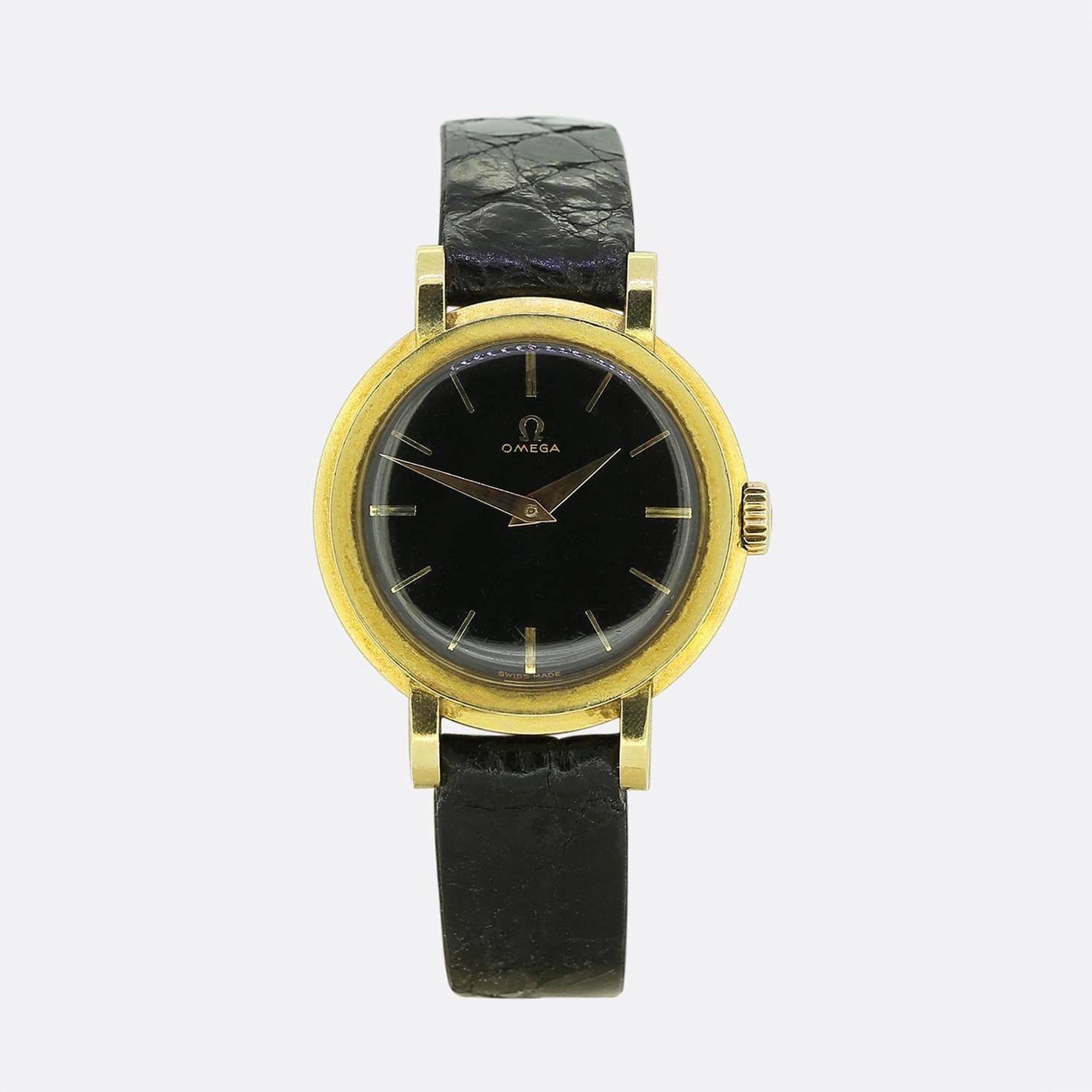 Se trata de un Omega vintage de señora de oro amarillo de 18 ct. La esfera redonda está firmada por Omega y tiene un acabado negro con marcadores y agujas dorados. El movimiento es de cuerda manual y, aunque es un reloj de señora, podría funcionar