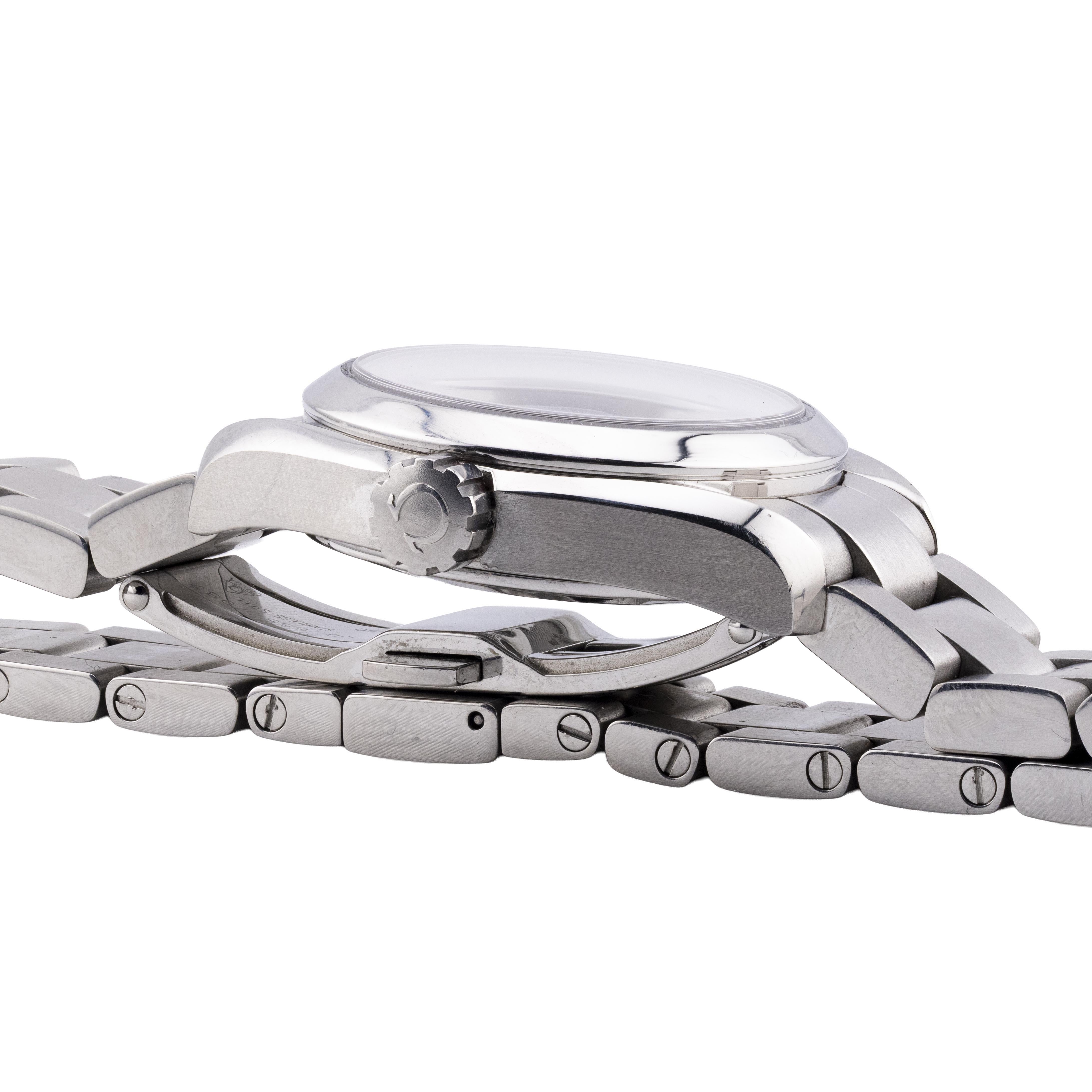 Aston Estate Jewelry Presenta:

Un moderno reloj de pulsera Omega Aqua Terra para señora fabricado en acero inoxidable.

El reloj presenta una esfera plateada a rayas adornada con marcadores de flecha, que añaden un toque distintivo a su diseño.

La