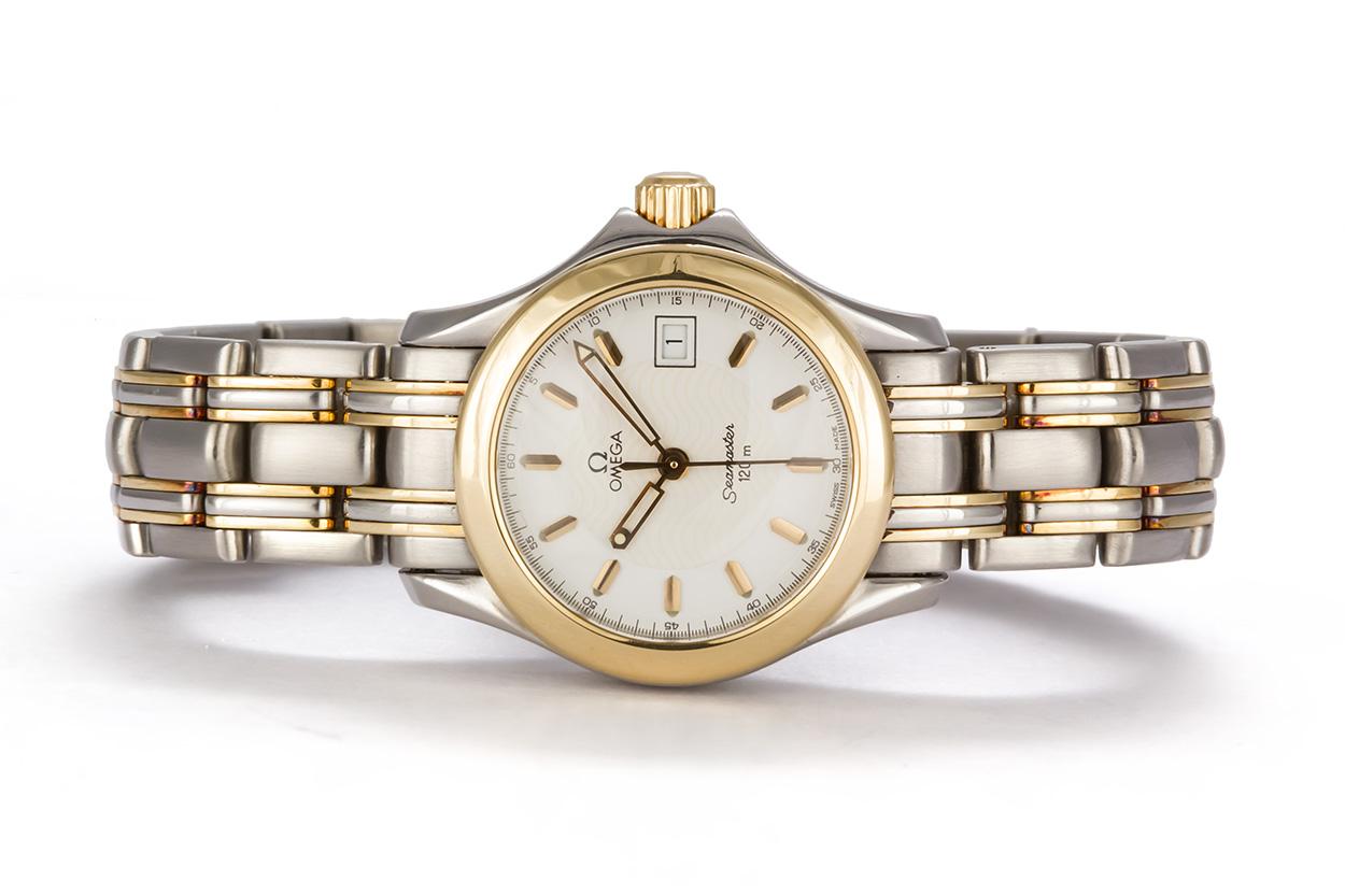 We are pleased to offer this Omega Ladies Two Tone Seamaster 120m Quartz Watch. This model features an 18k yellow gold bezel, two tone 18k gold & stainless steel bracelet and white dial with the iconic semaster waves and date function. The watch has
