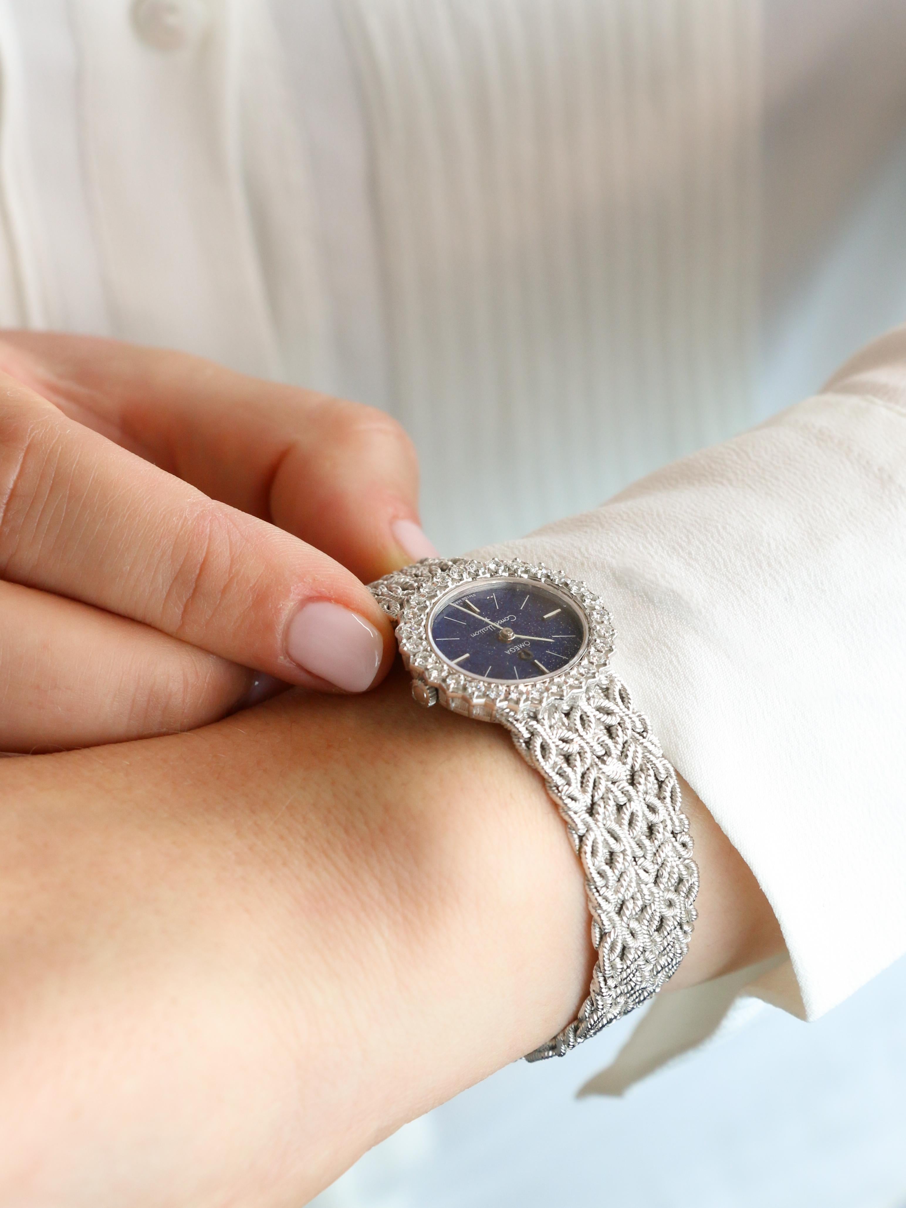 OMEGA - Damen-Armbanduhr aus Weißgold mit Diamanten und Lapislazuli

Schmuckuhr aus 18k Weißgold (750°/°°). Ovales Gehäuse, Lünette mit Brillanten von ca. 1 Karat besetzt, Gehäuseboden mit Schnappverschluss, Zifferblatt aus Lapislazuli, signiert
