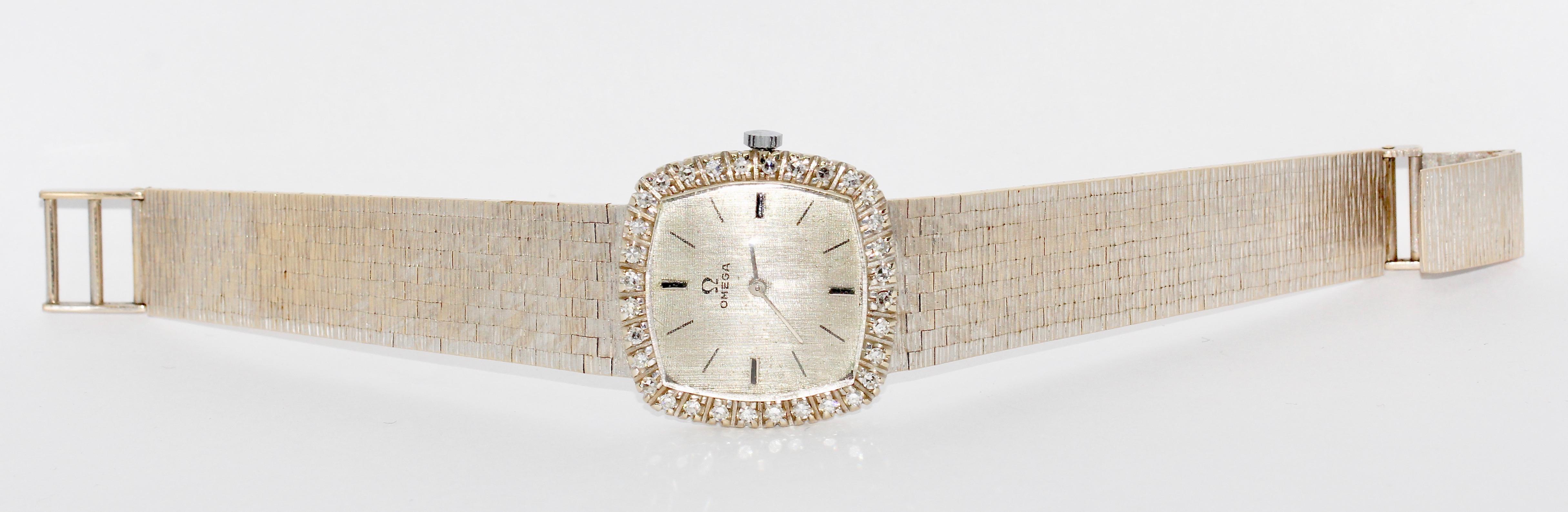 Montre-bracelet Omega pour dames, or blanc 18 carats et diamants, à remontage manuel.

Certificat d'authenticité inclus.