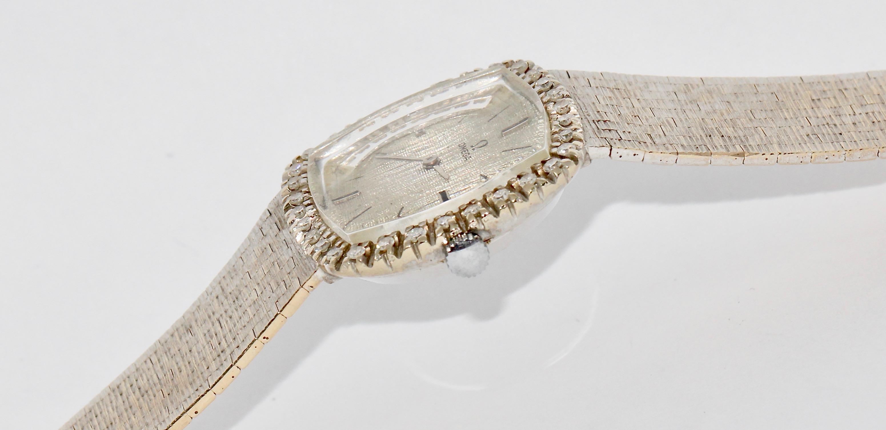 Montre-bracelet Omega pour femme, or blanc 18 carats et diamants, remontage manuel Bon état - En vente à Berlin, DE