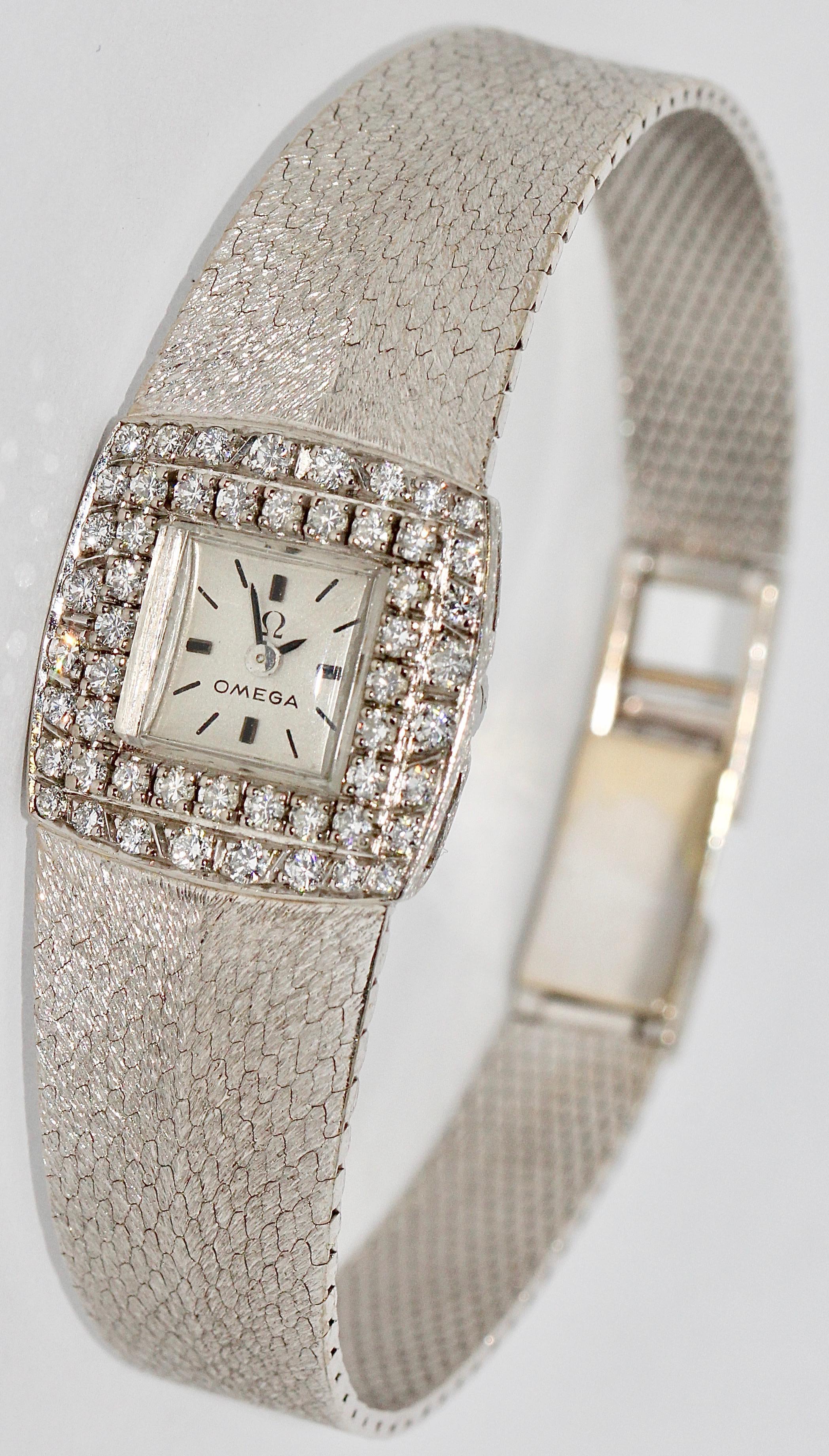 Montre-bracelet Omega pour dames, en or blanc 18 carats, avec diamants.

Mouvement mécanique (vent manuel).
Très bon état.

Modèle très rare.

Certificat d'authenticité inclus.