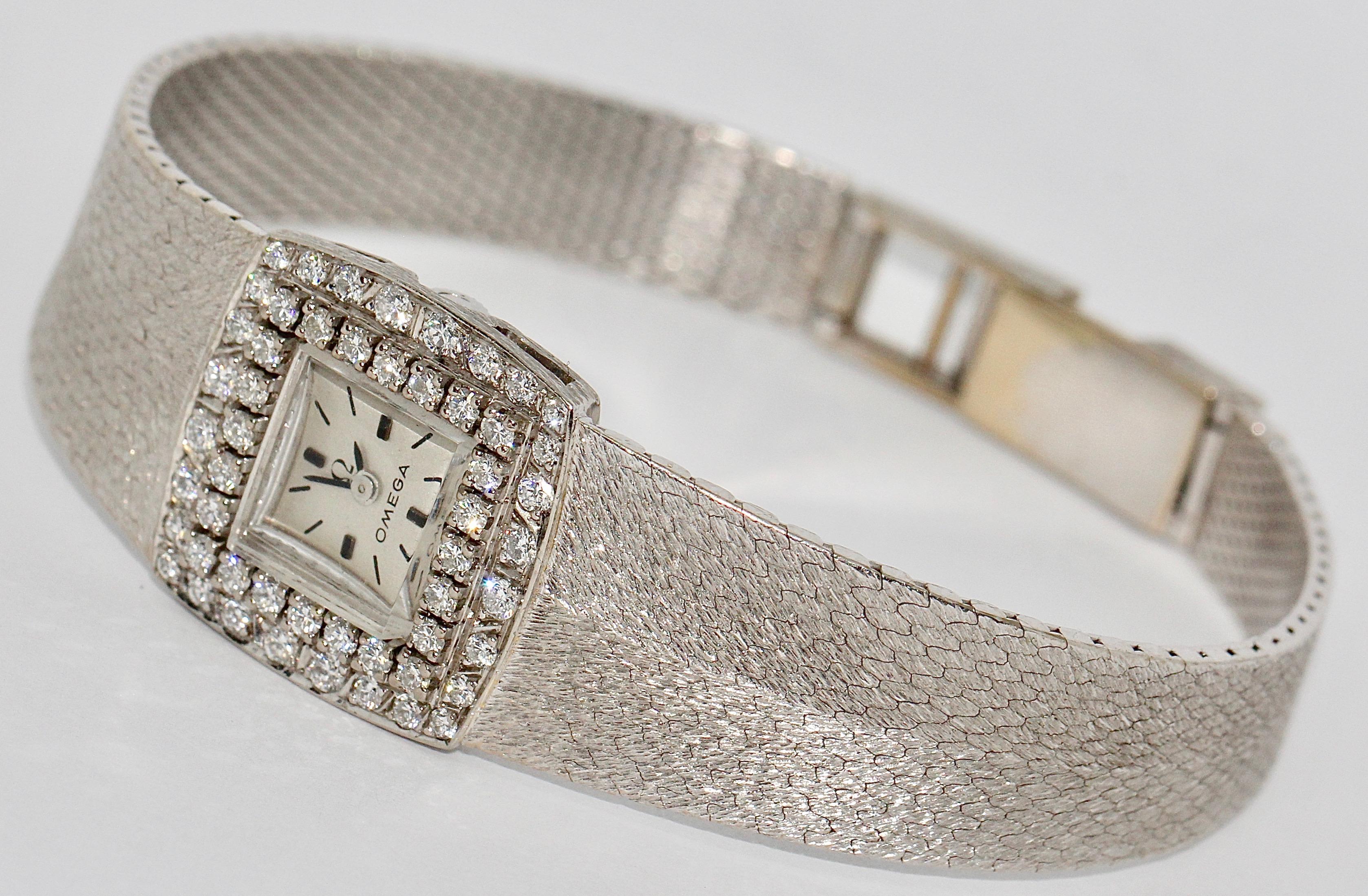 Taille ronde Montre-bracelet Omega pour femme, en or blanc 18 carats, avec diamants, remontage manuel en vente