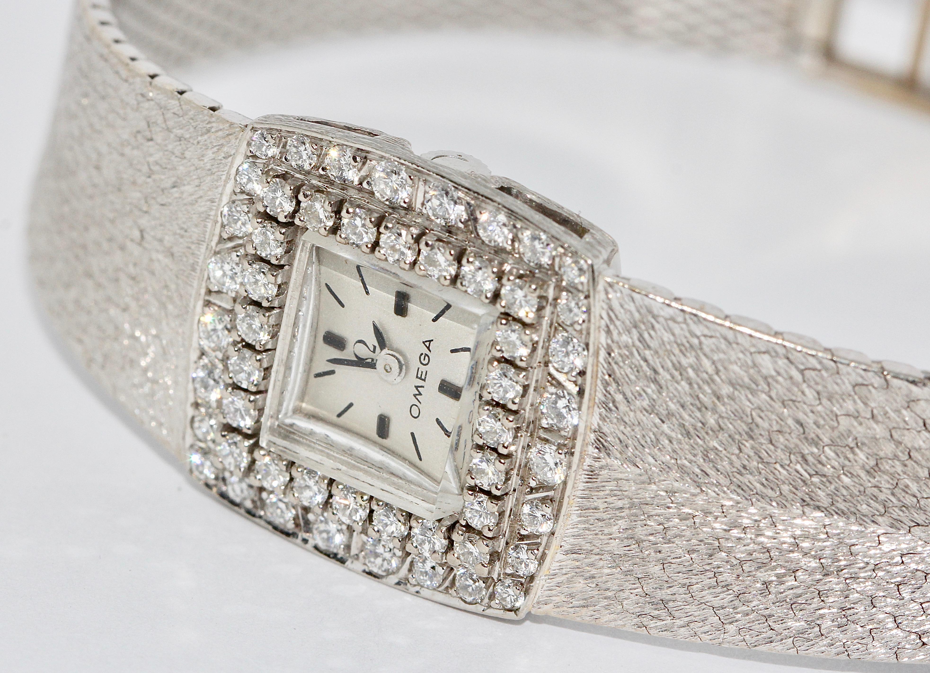 Montre-bracelet Omega pour femme, en or blanc 18 carats, avec diamants, remontage manuel Bon état - En vente à Berlin, DE