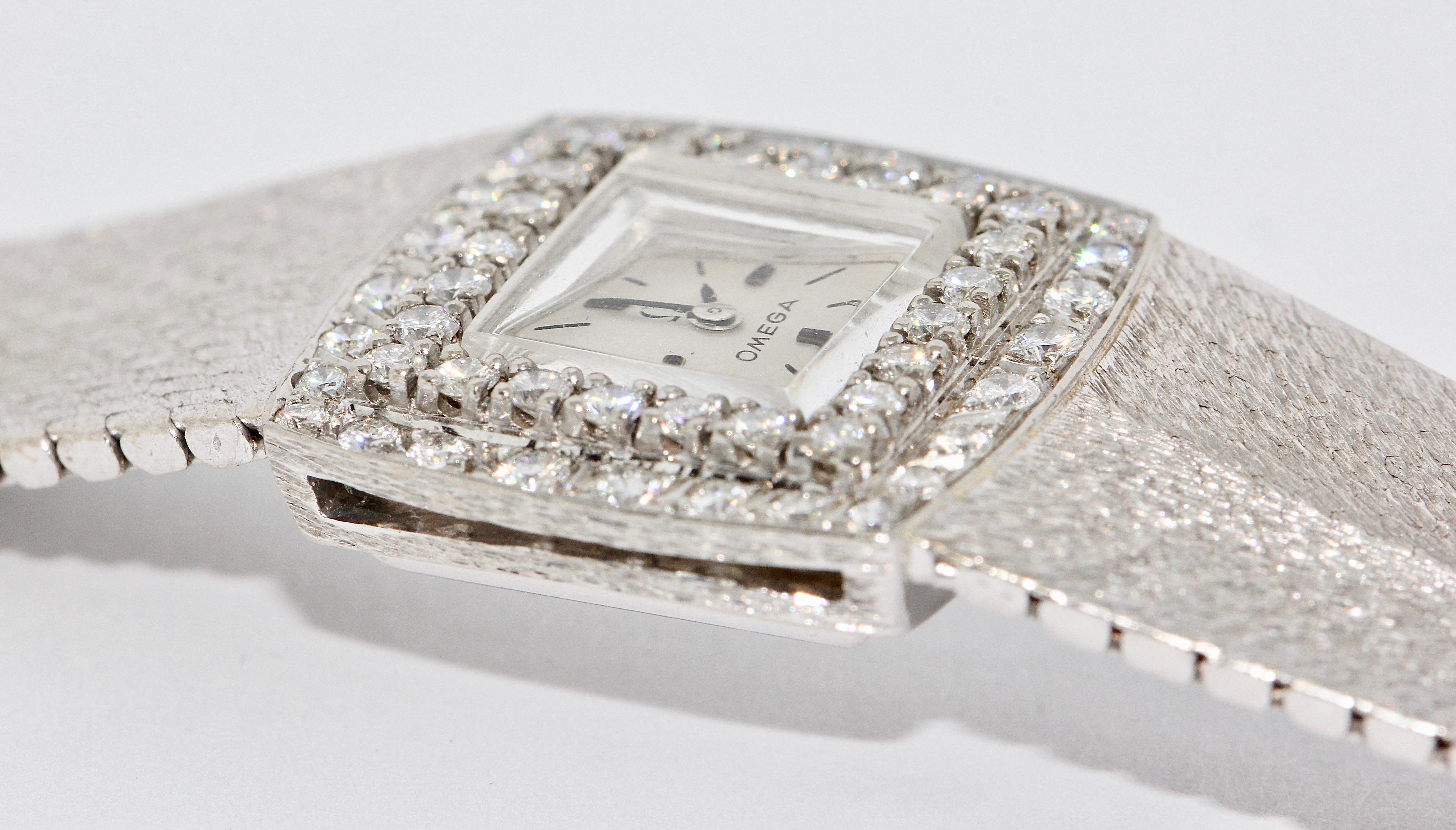 Montre-bracelet Omega pour femme, en or blanc 18 carats, avec diamants, remontage manuel en vente 3