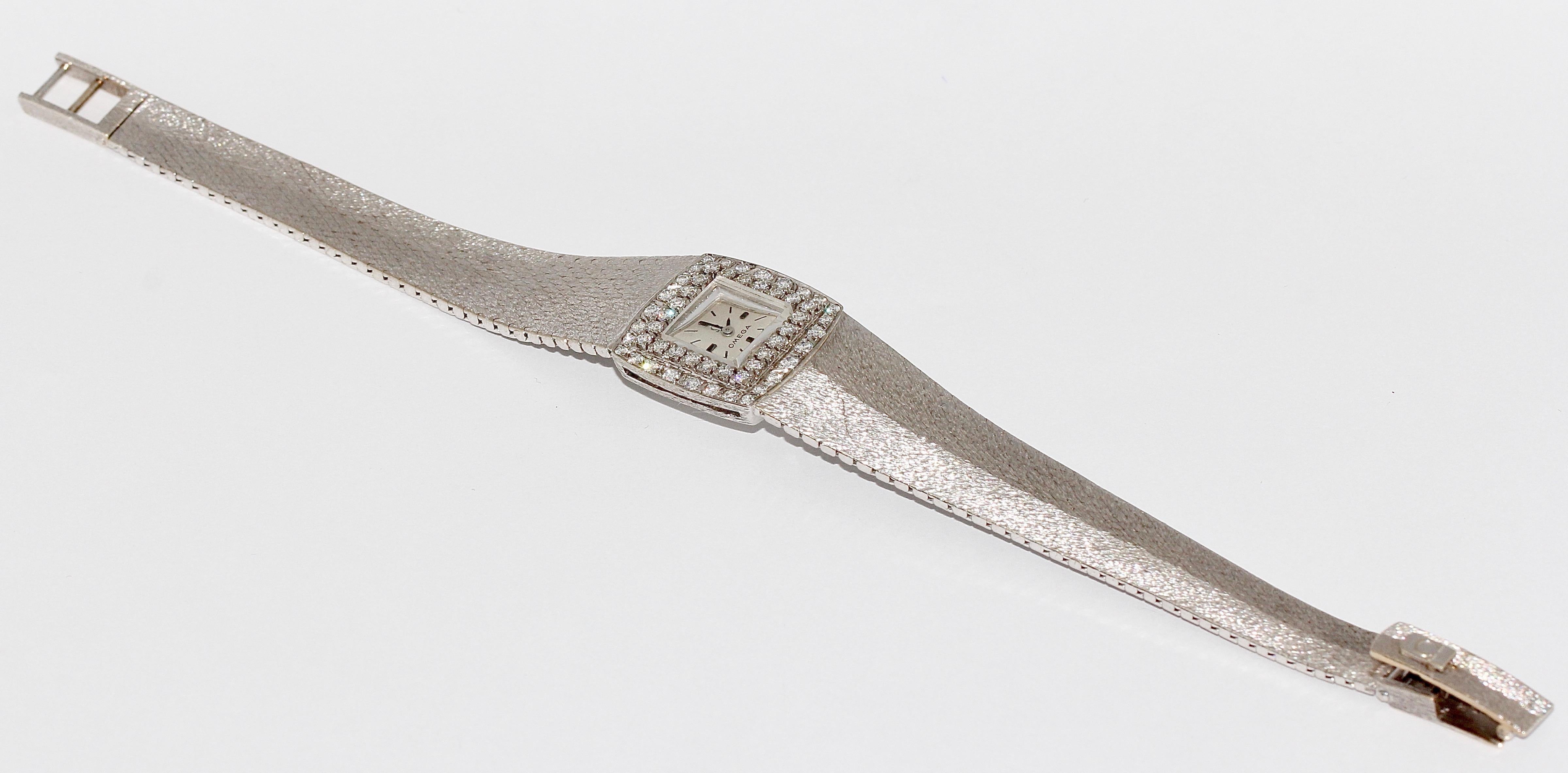 Montre-bracelet Omega pour femme, en or blanc 18 carats, avec diamants, remontage manuel en vente 4