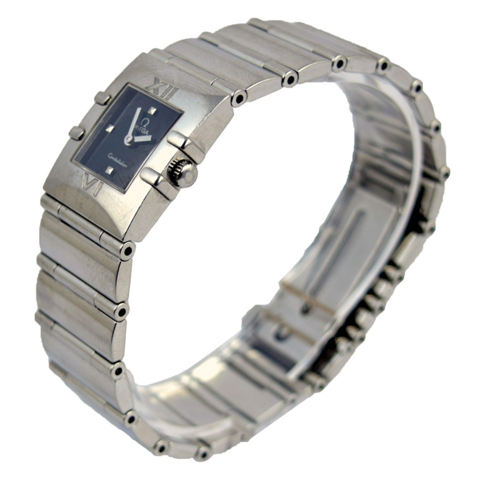 La montre Omega Constellation Quadra est fabriquée en acier inoxydable. Elle présente une élégante lunette carrée avec des chiffres romains gravés sur un cadran noir. Aiguilles et indicateurs d'heures luminescents. Le bracelet est doté d'une