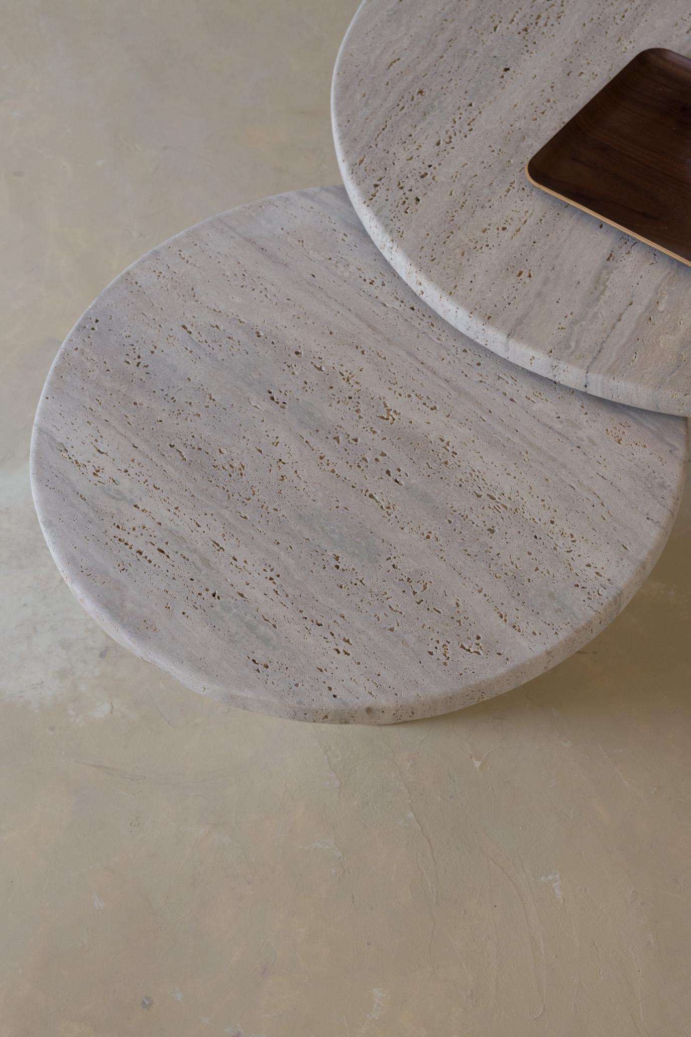 Postmoderno Tavolino decorativo con piano rotondo 100 Muted Beige in travertino di Beije Avenue in vendita
