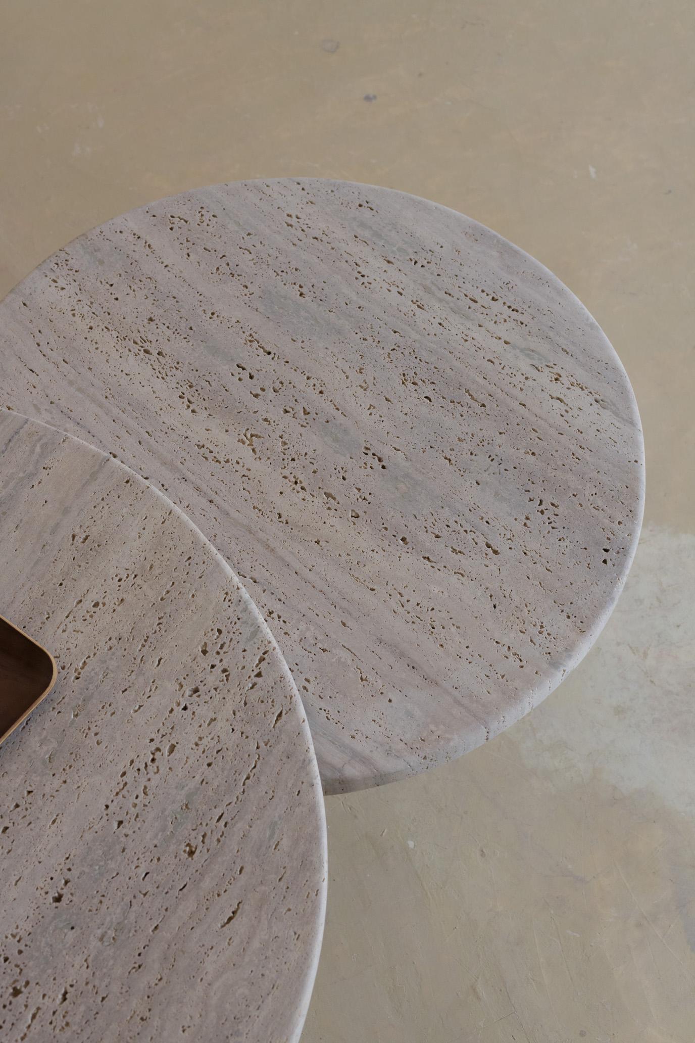 Italiano Tavolino decorativo con piano rotondo 100 Muted Beige in travertino di Beije Avenue in vendita