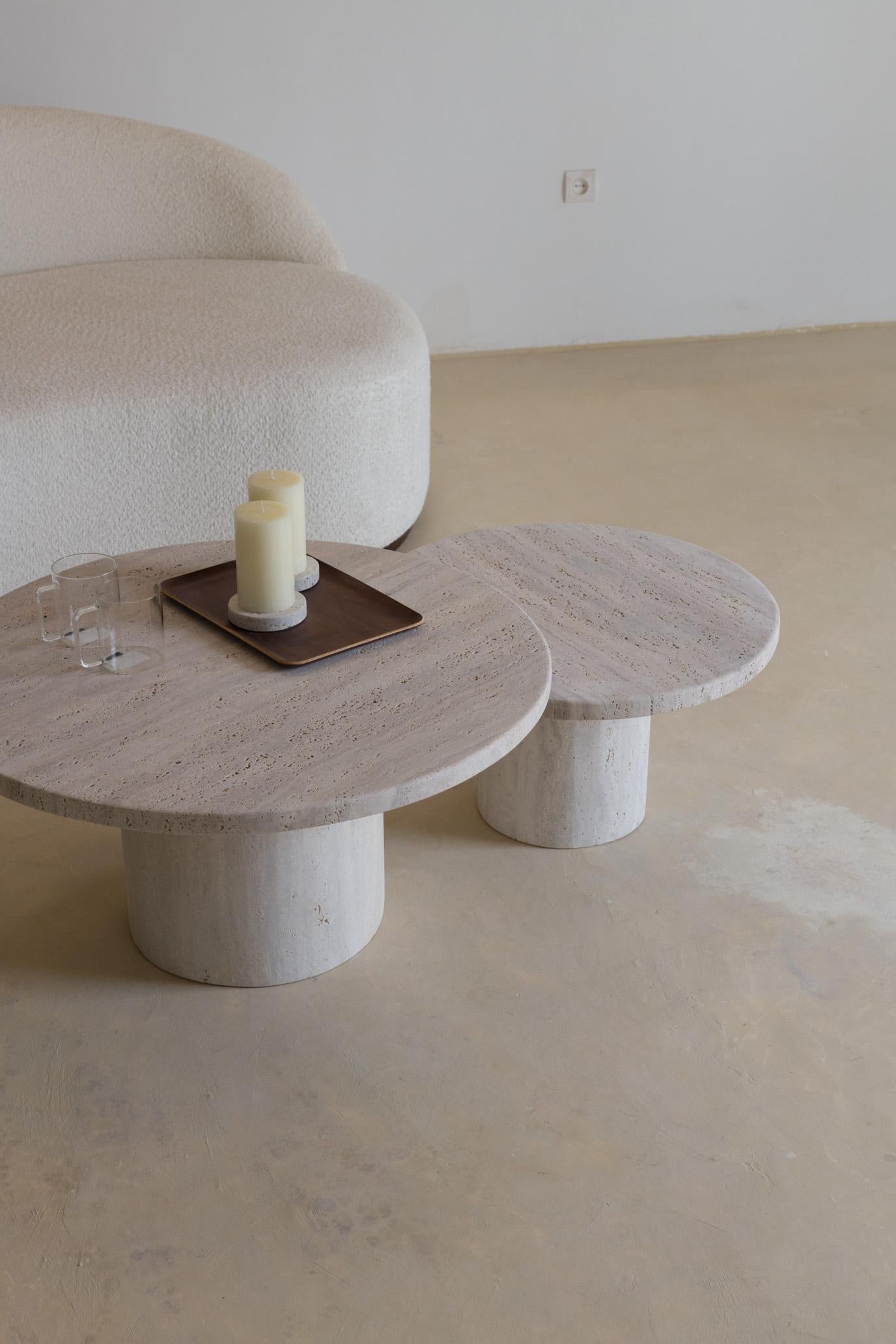 XXI secolo e contemporaneo Tavolino decorativo con piano rotondo 100 Muted Beige in travertino di Beije Avenue in vendita
