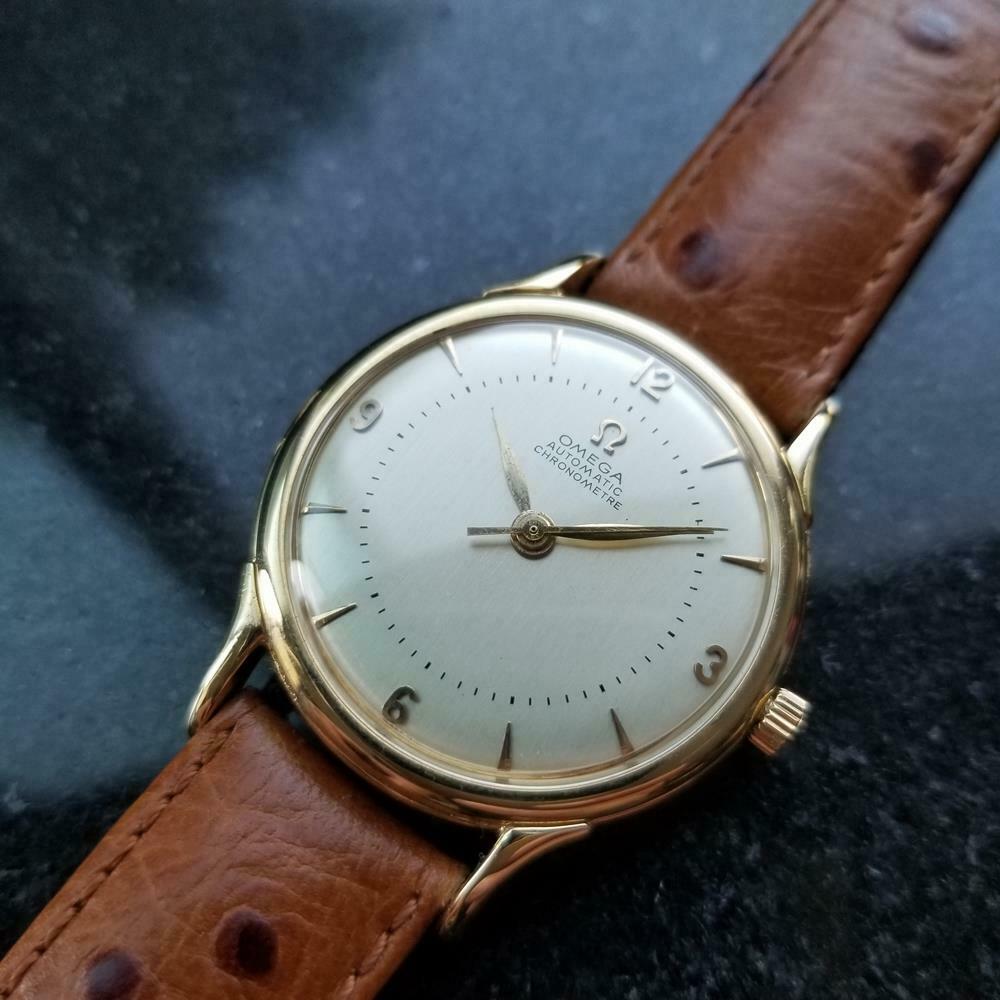 Vintage luxury, men's 18k solid gold Omega chronometre bumper automatic, circa 1962. Verified authentic by a master watchmaker. Gorgeous silver Omega dial, applied indice and Arabic numeral hour markers, gold minute and hour hands, sweeping central