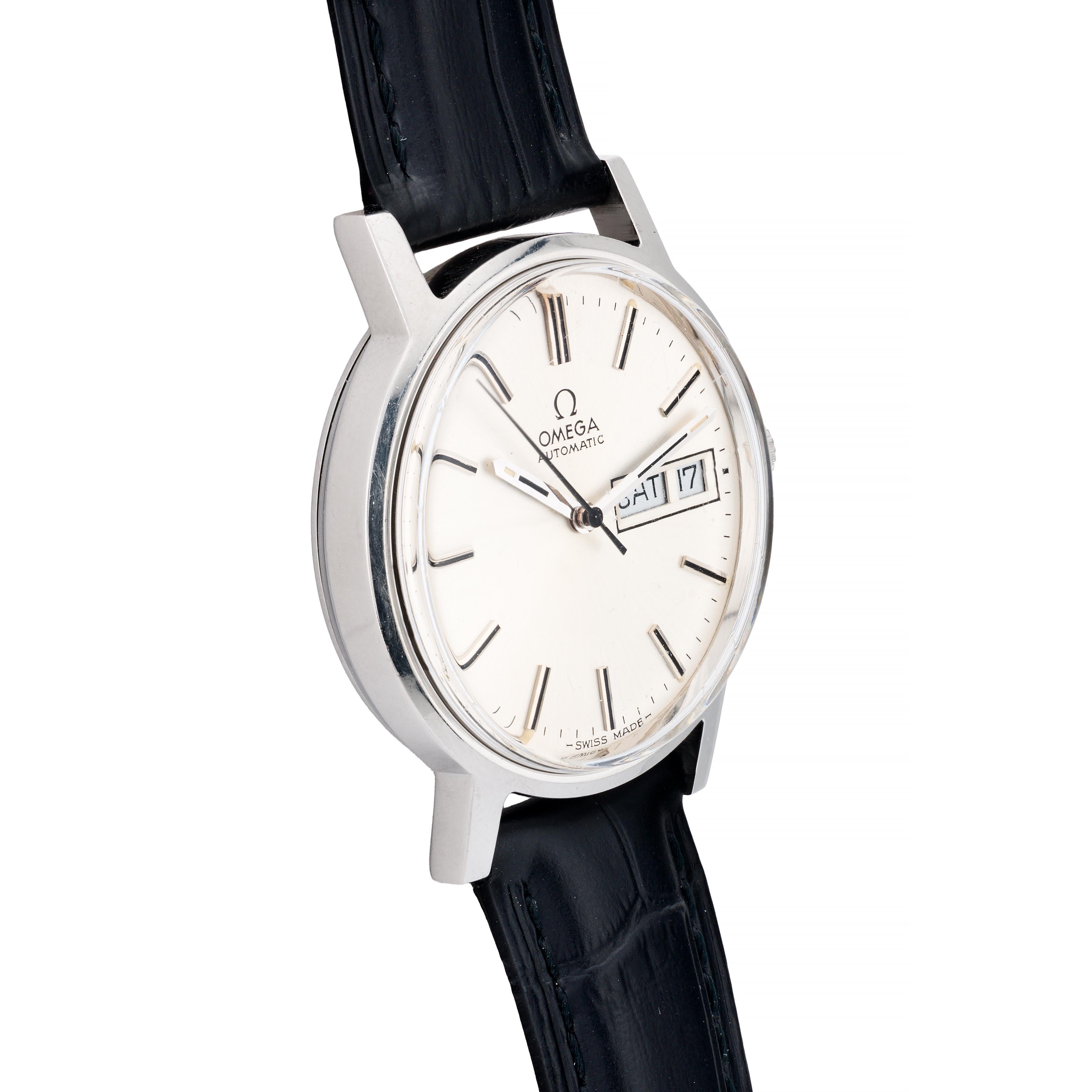 Aston Estate Jewelry Presenta:

Un reloj Omega suizo fabricado en acero inoxidable.

La caja redonda mide 35 mm de ancho y presenta un bisel liso que complementa el elegante diseño del reloj. La esfera plateada con efecto sol está adornada con