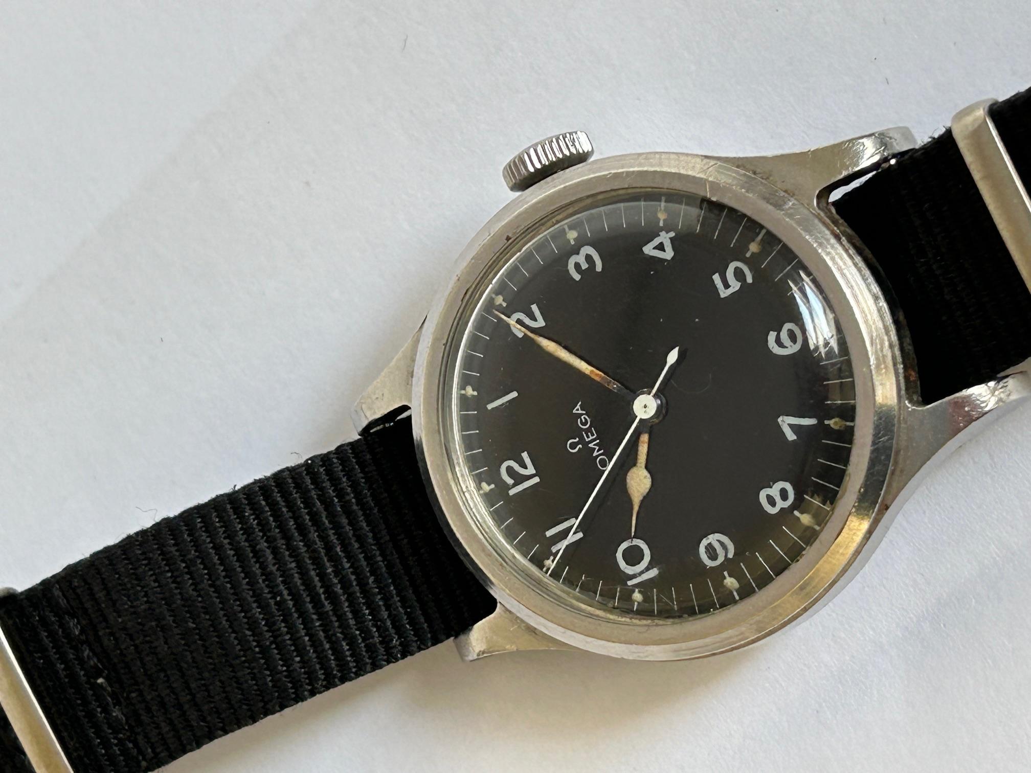 Our vintage and rare Omega A. M. 6B / 169 was issued by the MoD to the Air Ministry (RAF) in 1956 to pilots and navigators. Using the robust Omega 302T2 - SC and cased (36mm stainless steel with screw back case, fixed lugs) by Dennison, these were