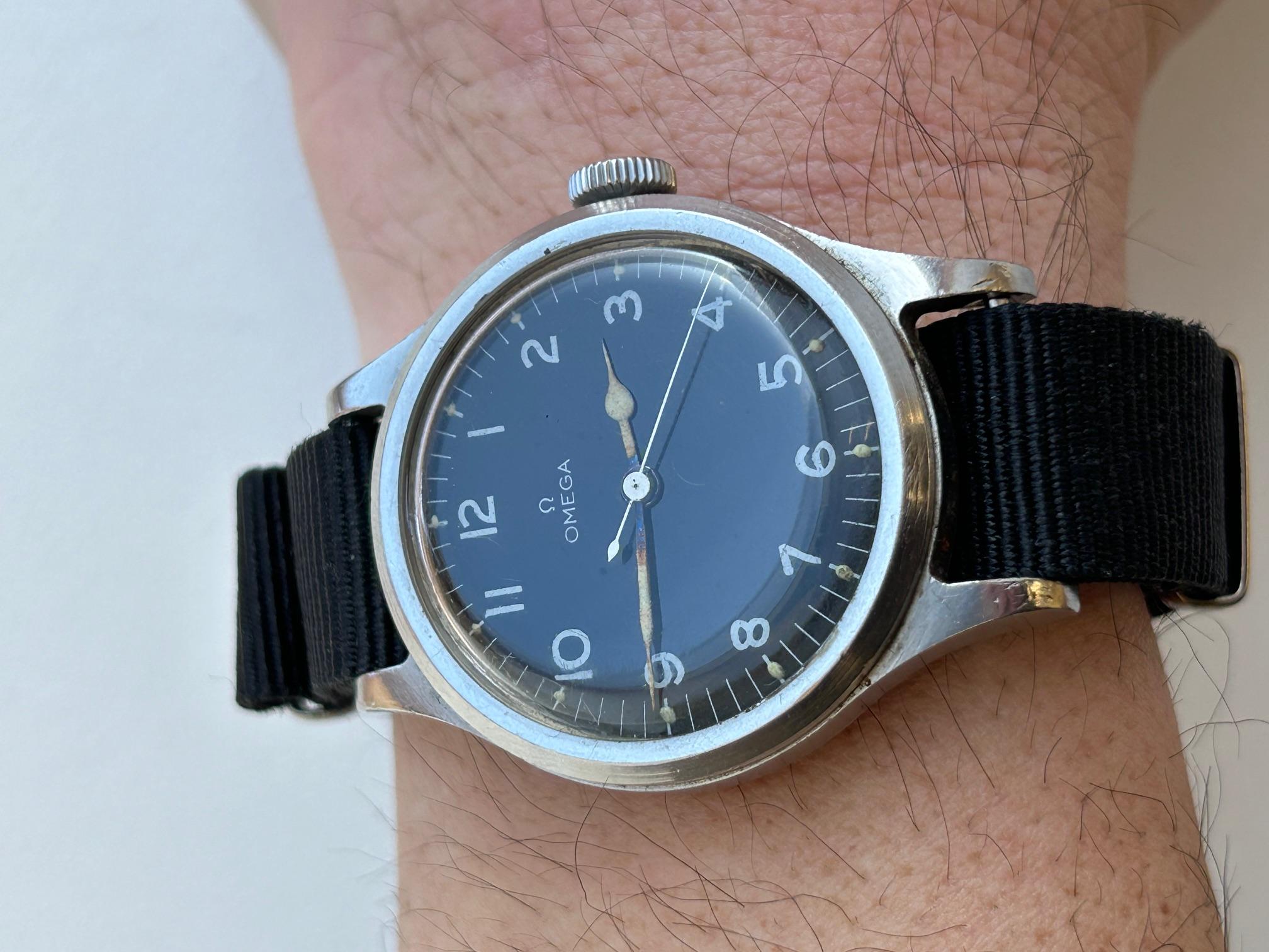 Omega MoD RAF / Air Ministry A. M. 6B / 169 Wristwatch, Patination, Circa 1956 For Sale 2