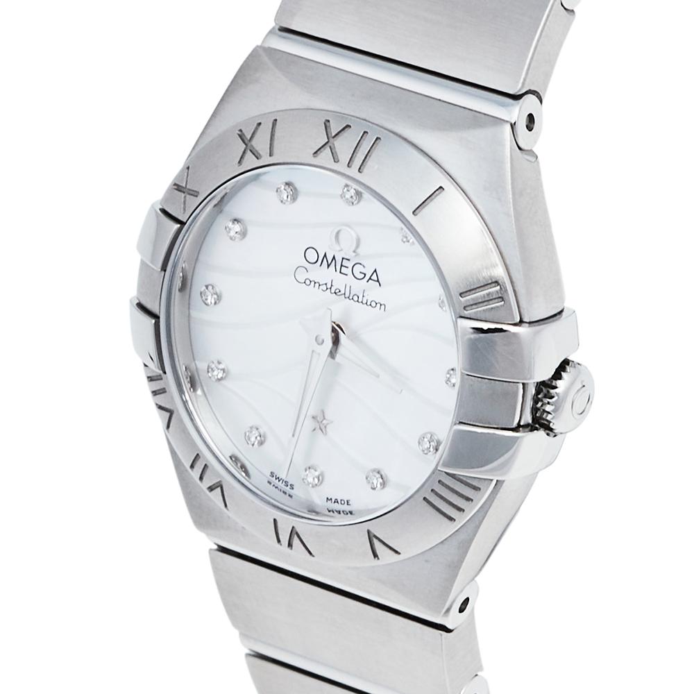 Omega brings you this gorgeous timepiece from their famous Constellation collection to flaunt on your wrist. It is crafted from stainless steel and set to function in the quartz movement. Swiss-made, it carries a scratch‑resistant sapphire crystal