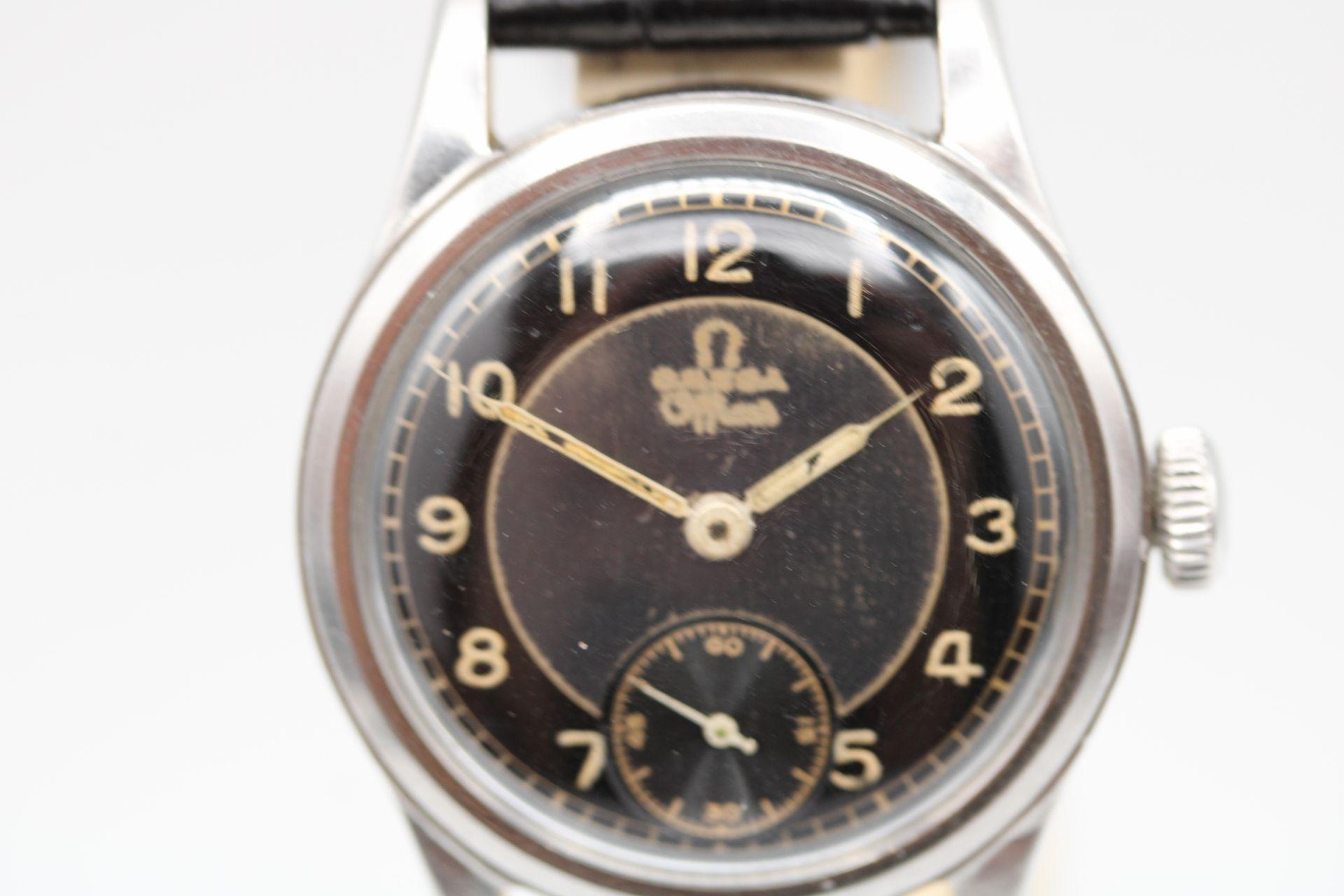 Montre Omega pour officiers, animée par un mouvement T2 de calibre 26.5 (15 Jewell), datant d'environ 1943. Cette montre était destinée aux officiers pendant la Seconde Guerre mondiale. 
Le cadran, bien qu'original, a connu des jours meilleurs avec