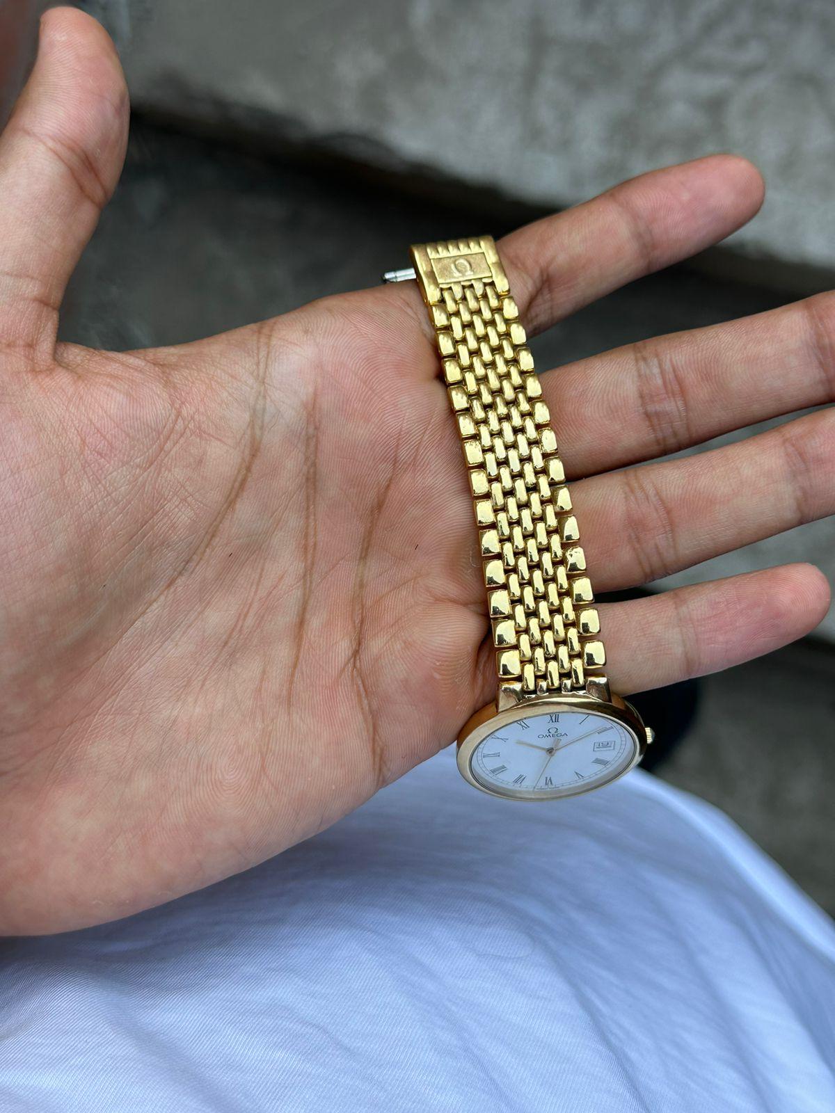 Marke: Omega

Modell: De Ville

Land der Herstellung: Schweiz

Uhrwerk: Quarz

MATERIAL des Gehäuses: Vergoldeter Edelstahl

Abmessungen: Gehäusebreite: 33 mm. (ohne Krone)

Band Typ : Goldplattierter Edelstahl

Band Zustand: In ausgezeichnetem