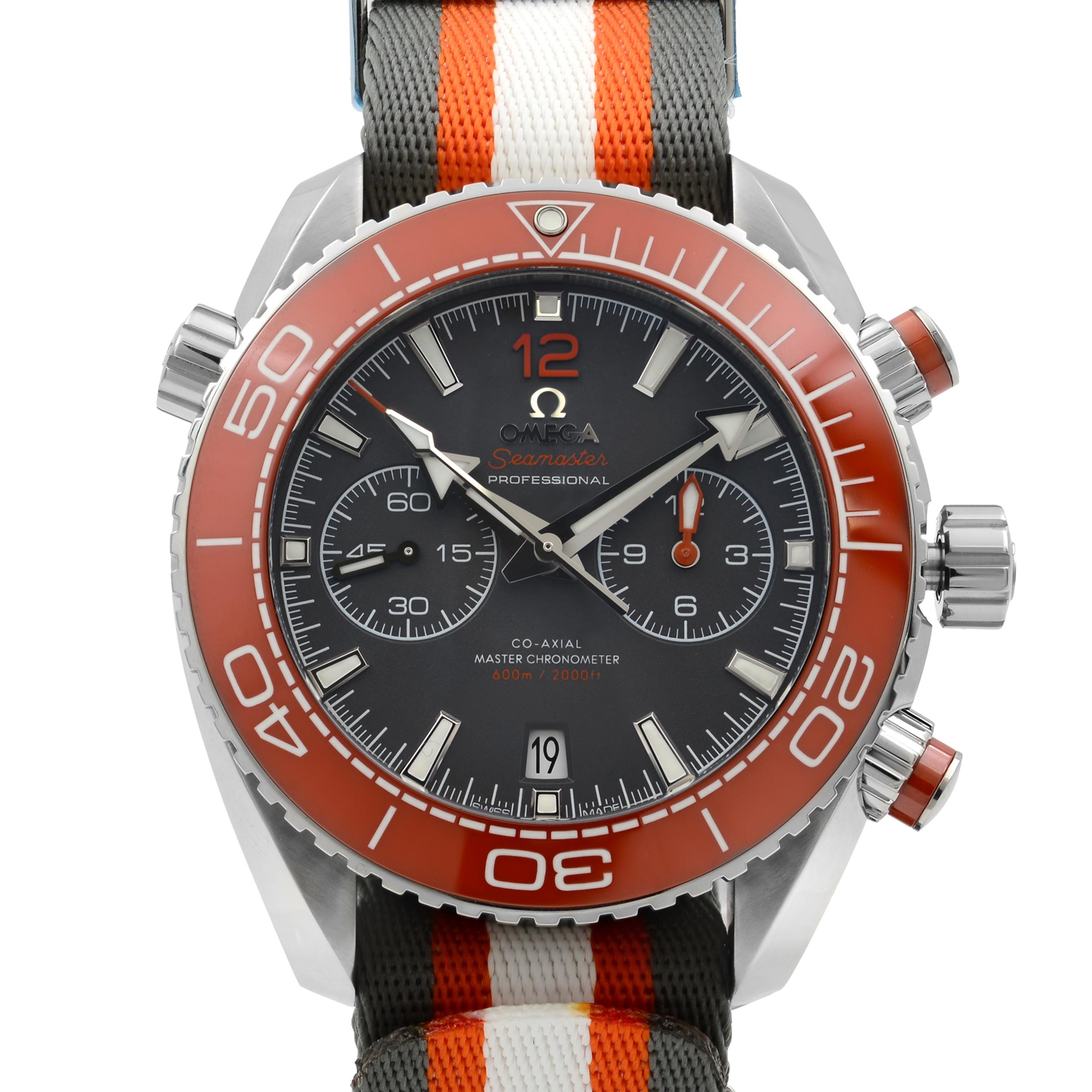 This display model Omega Seamaster 215.32.46.51.99.001 is a beautiful men's timepiece that is powered by mechanical (automatic) movement which is cased in a stainless steel case. It has a round shape face, chronograph, date indicator, small seconds